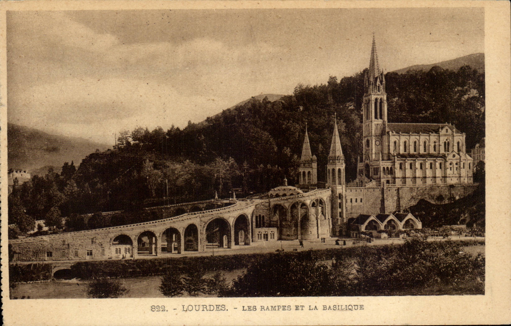 CPA Lourdes Les rampes et la basilique