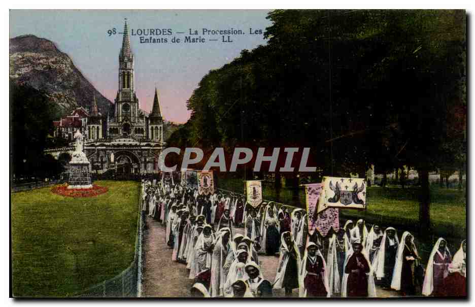 CPA Lourdes La Procession Les enfants de Marie
