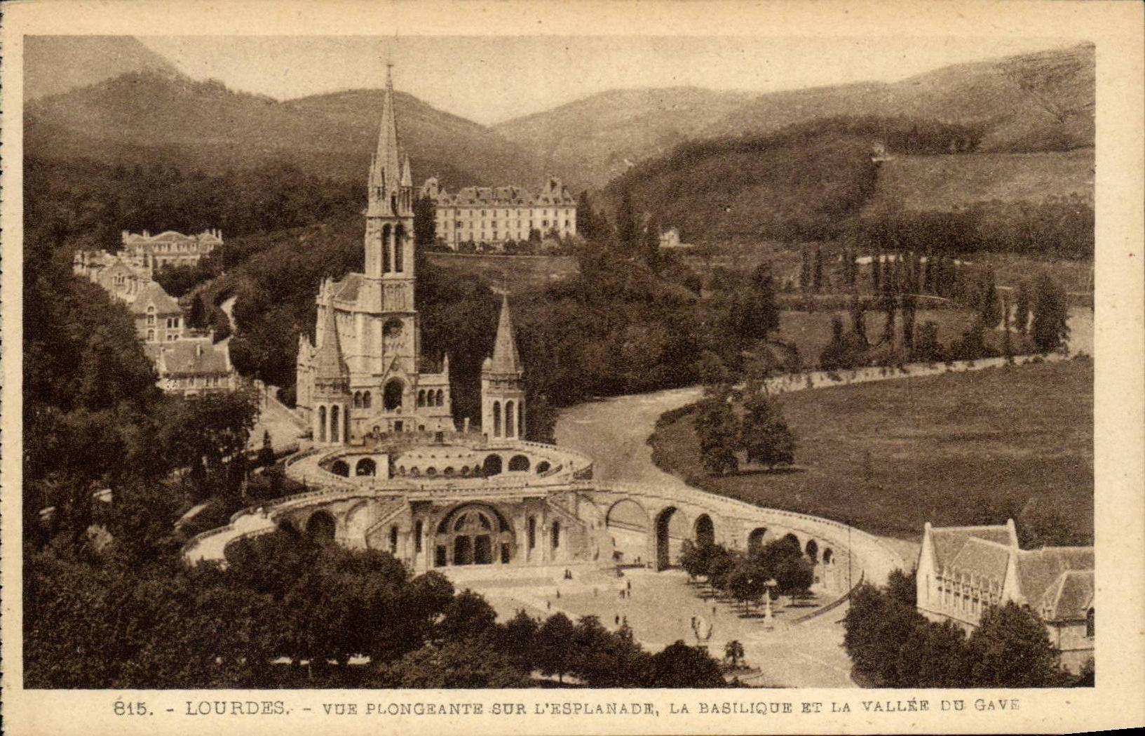 CPA Lourdes Vue plongeante sur l'esplanade la basilique et la vallee du Gave