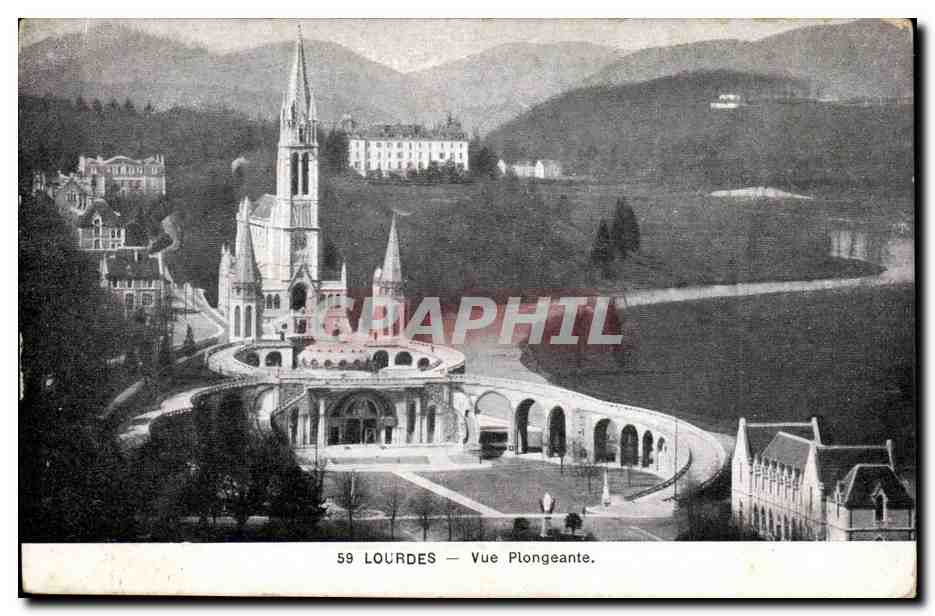 CPA Lourdes Vue plongeante sur l'esplanade la basilique 