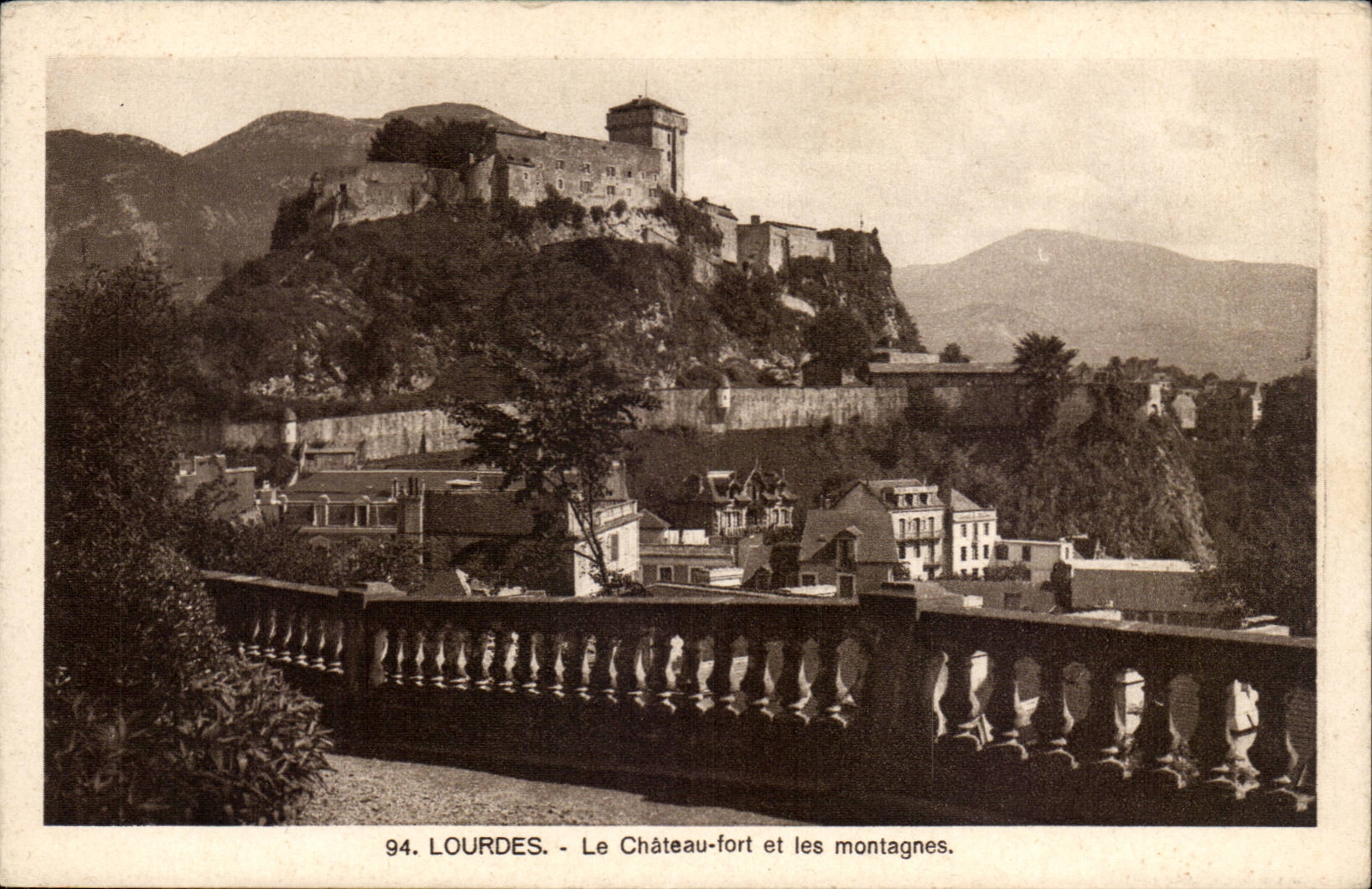 Lourdes CPA Le chateau fort et les montagnes