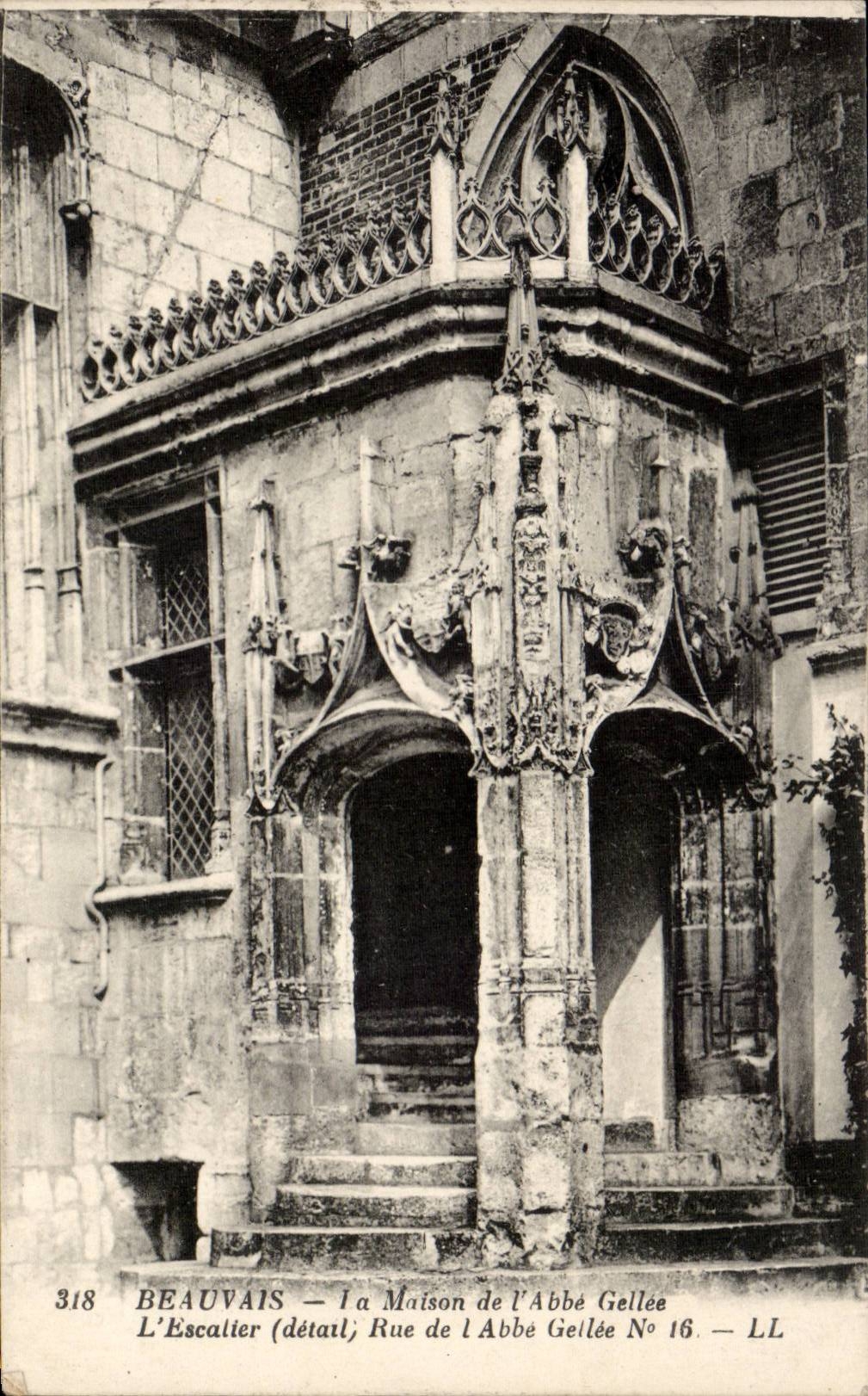 Beauvais CPA la maison de l'abbe Gellee L'escalier 