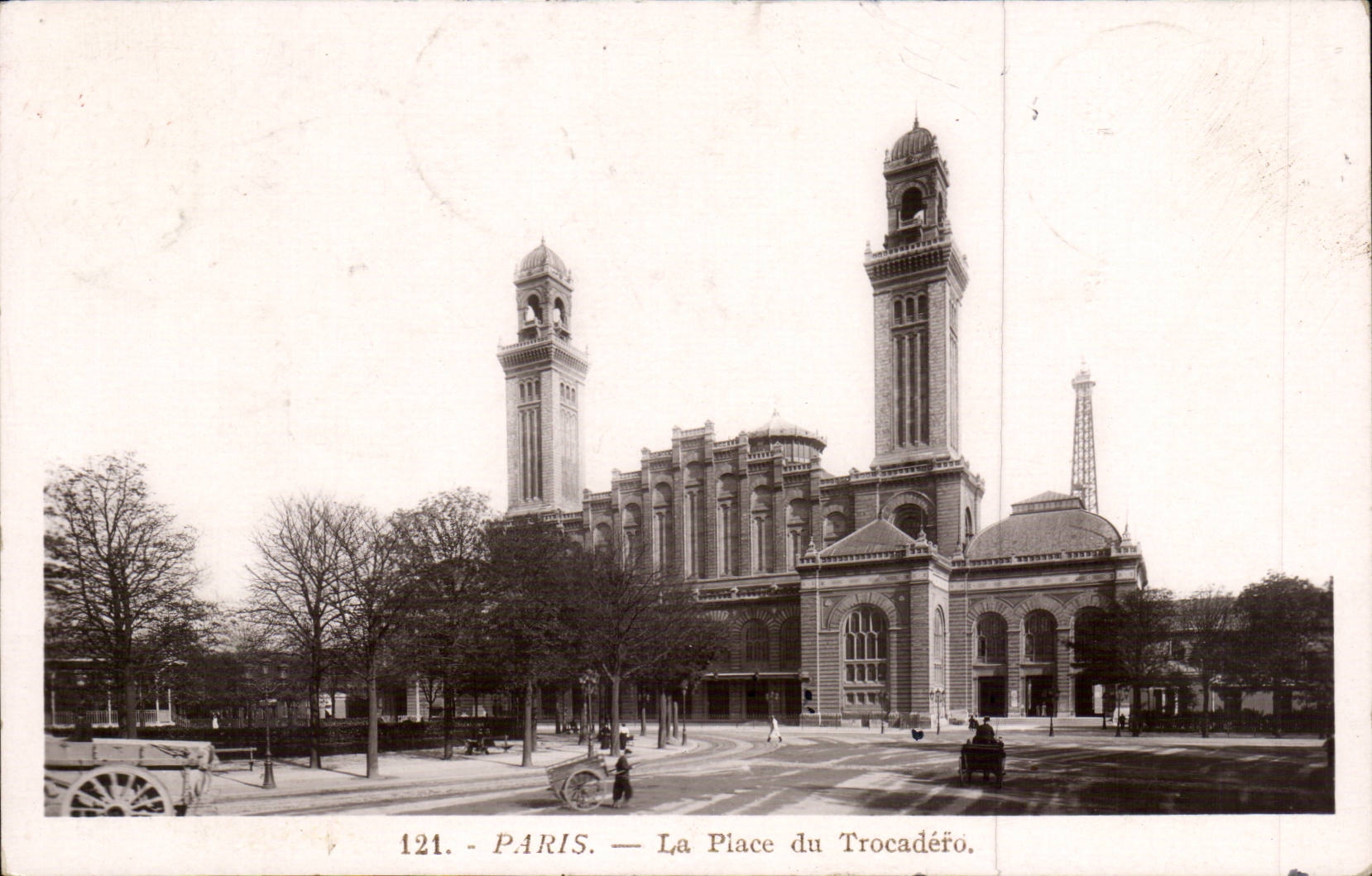 Paris CPA La place du Trocadero ( Tour Eiffel )