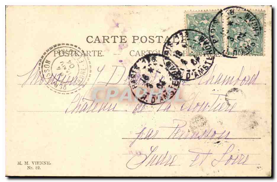 Femme debout offrant un bouquet à une femme agenouillée — M. M. Vienne, N° 82 — Reverso