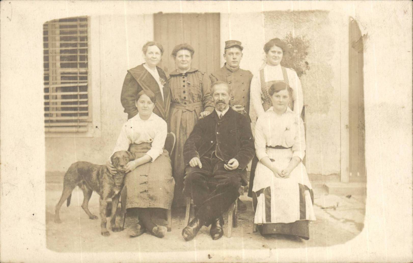 CARTE PHOTO Famille campargne en France ( folklore costume chien dog )