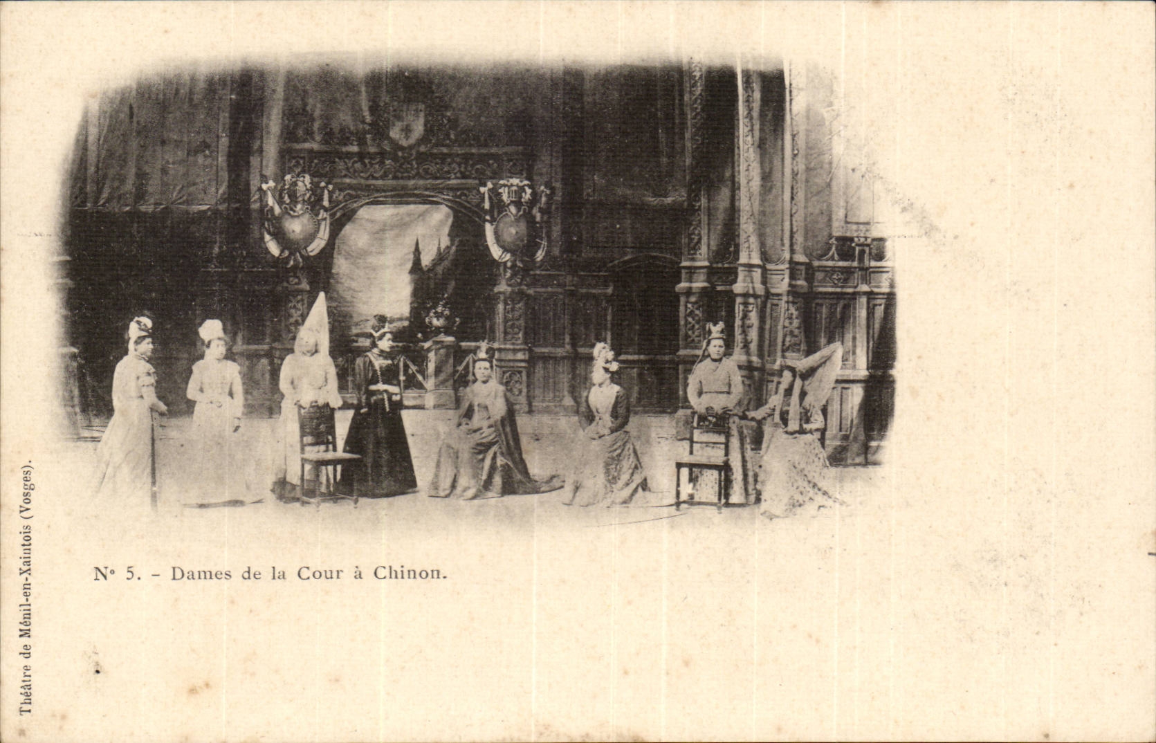 CPA Dames de la cour a Chinon ( Jeanne d'arc )
