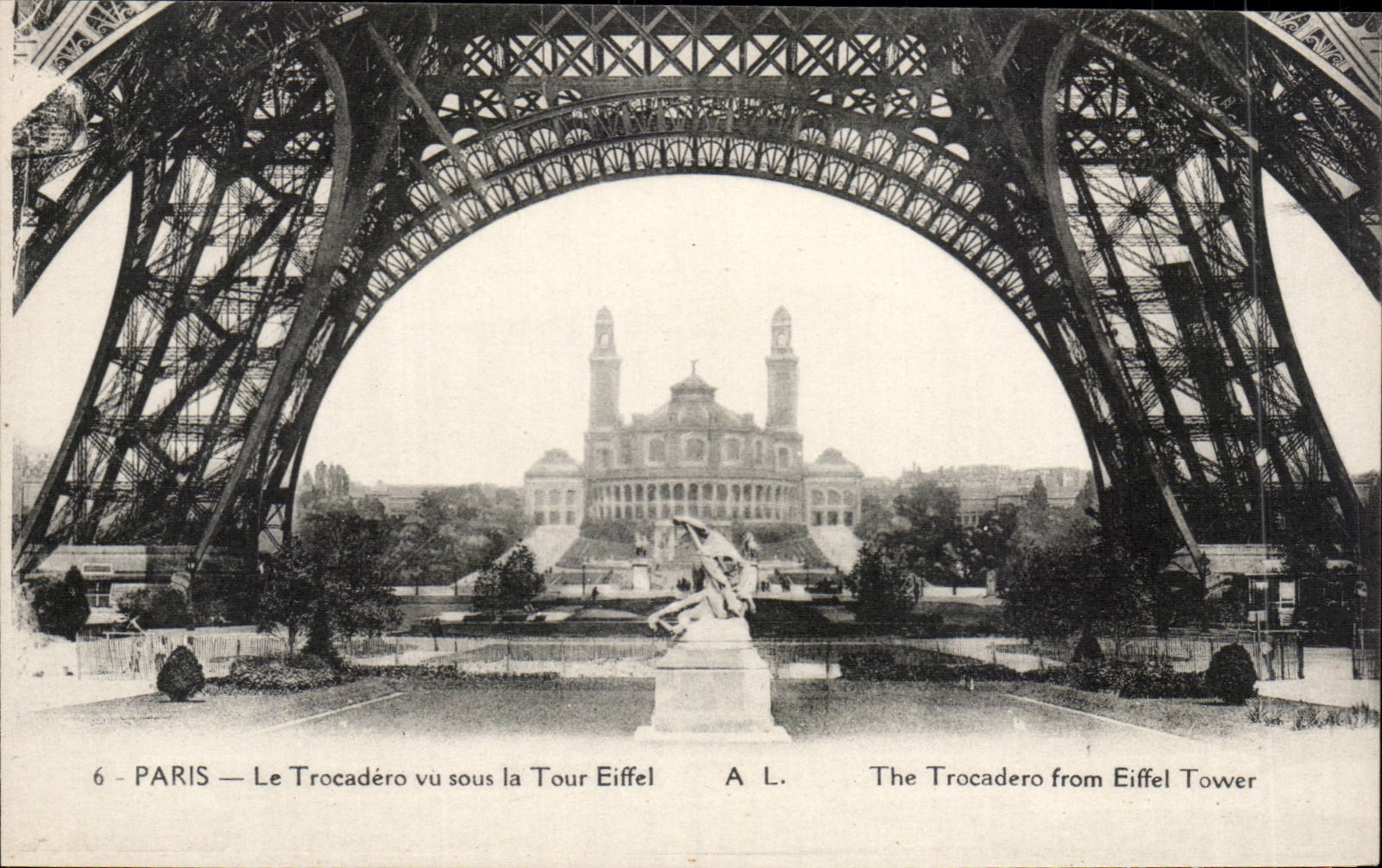 CPA Paris Le Trocadero vu sous la Tour Eiffel