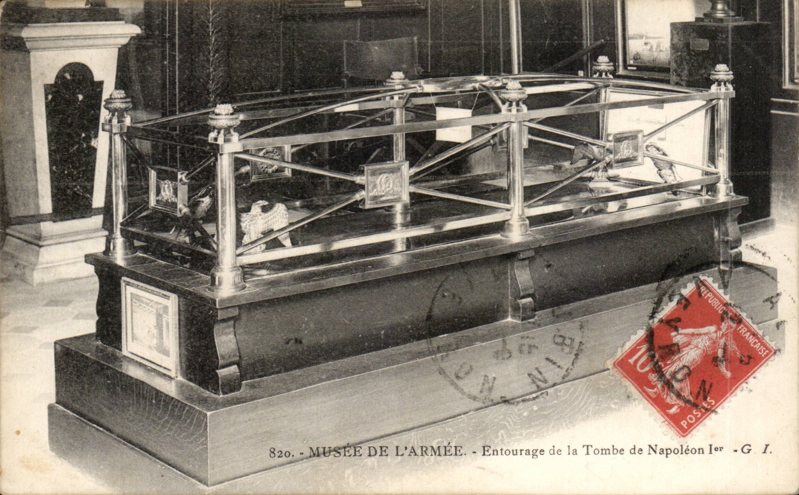 CPA Paris Musee de l'armee Entourage de la tombe de Napoleon 1er