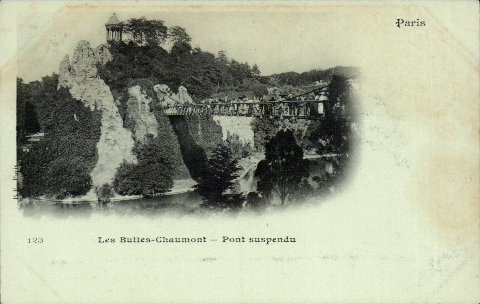 CPA Paris Les Buttes Chaumont le pont suspendu