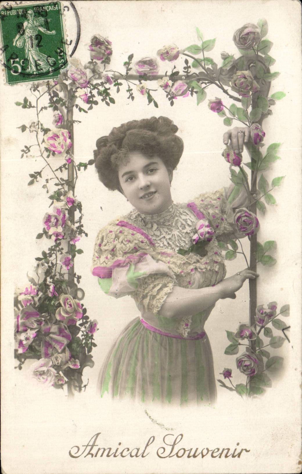 Jeune femme dans un cadre de roses — Amical Souvenir — éditeur inconnu