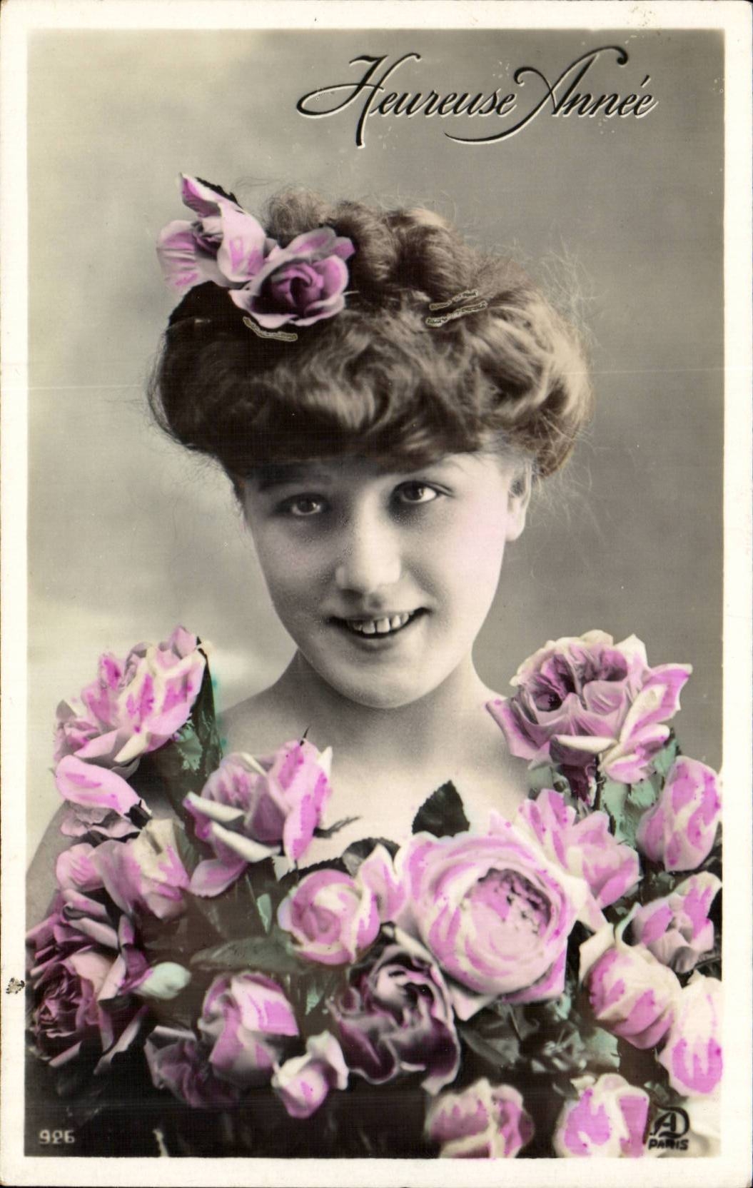 Jeune femme souriante avec roses — 'Heureuse Année' — A.D. PARIS n° 926