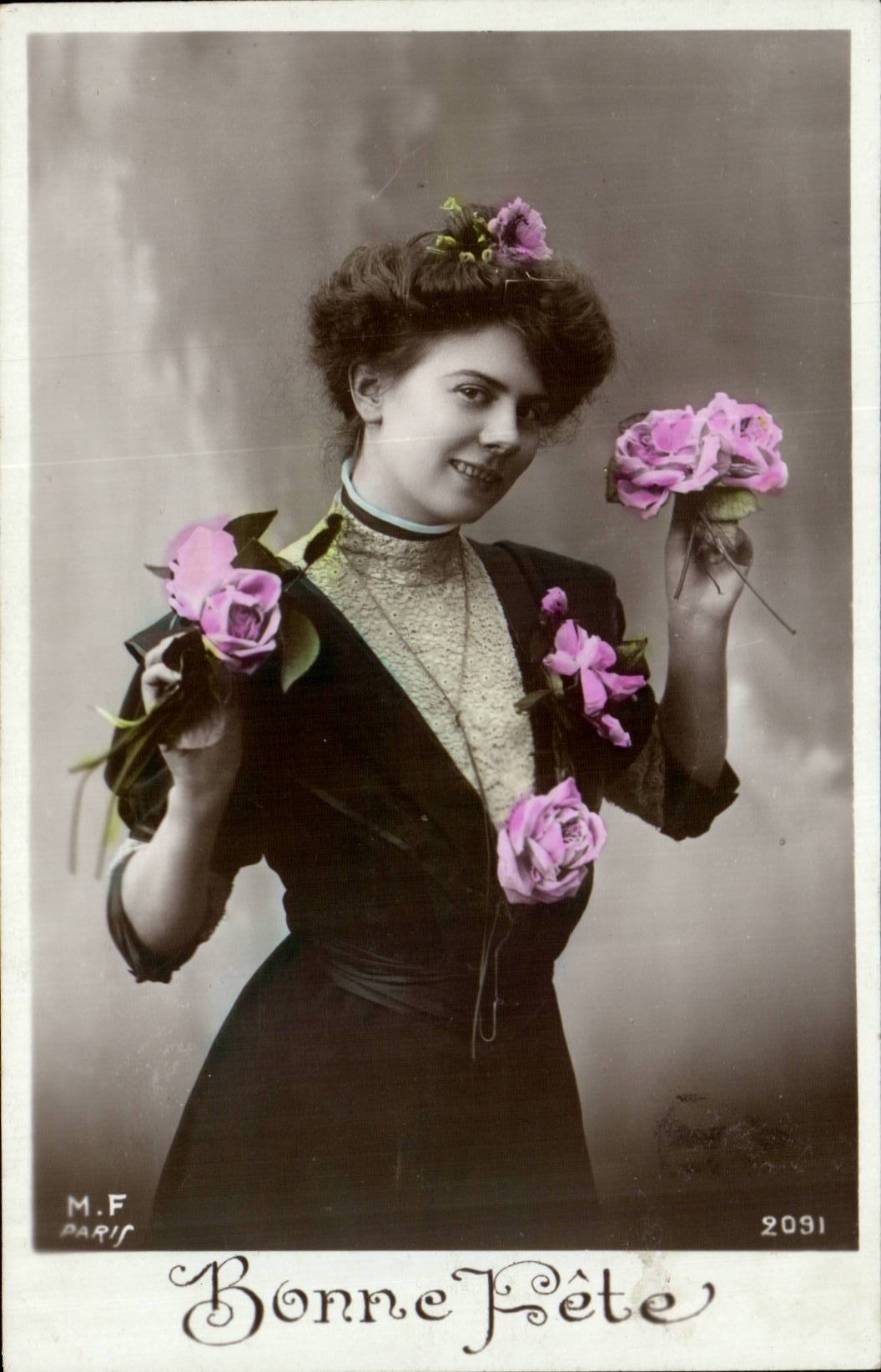 Mujer sonriente con rosas — Feliz cumpleaños — M.F. PARIS n°2091
