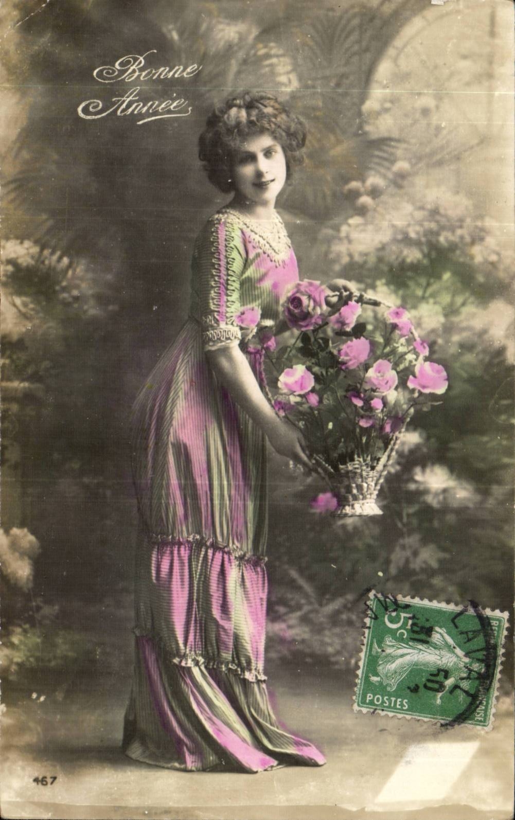 Femme en robe violette tenant un panier de roses — Bonne Année — Éditeur : POSTES TAIWAN, n° 467