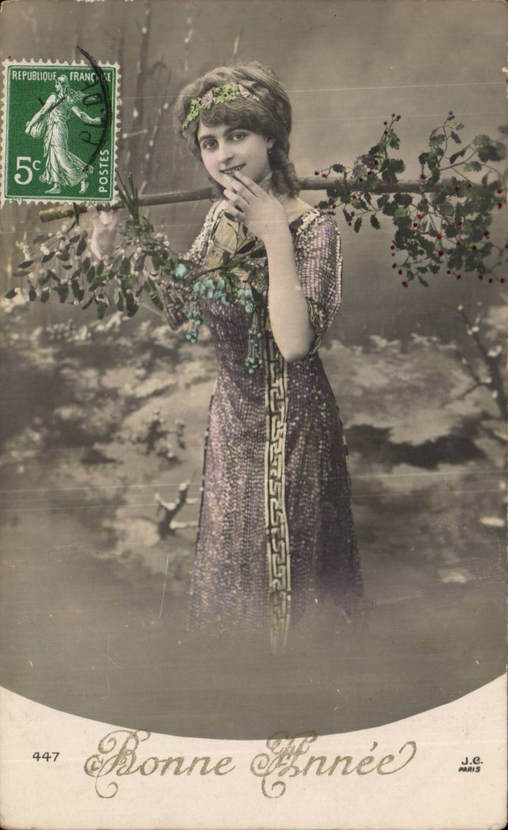 Jeune femme en robe ornée — Bonne Année — J.E. Paris n°447