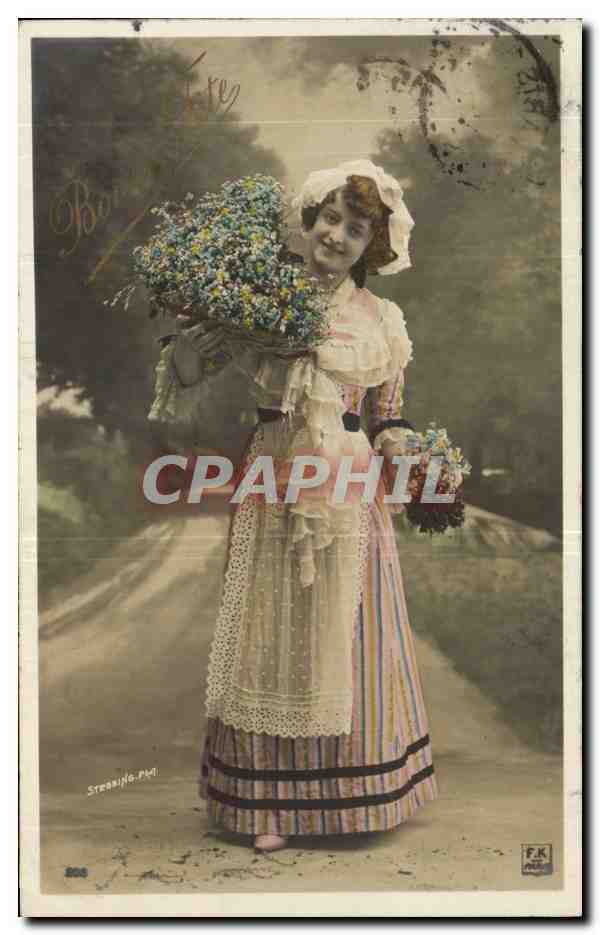 Jeune femme en robe à rayures tenant un bouquet — F.K. — série 806