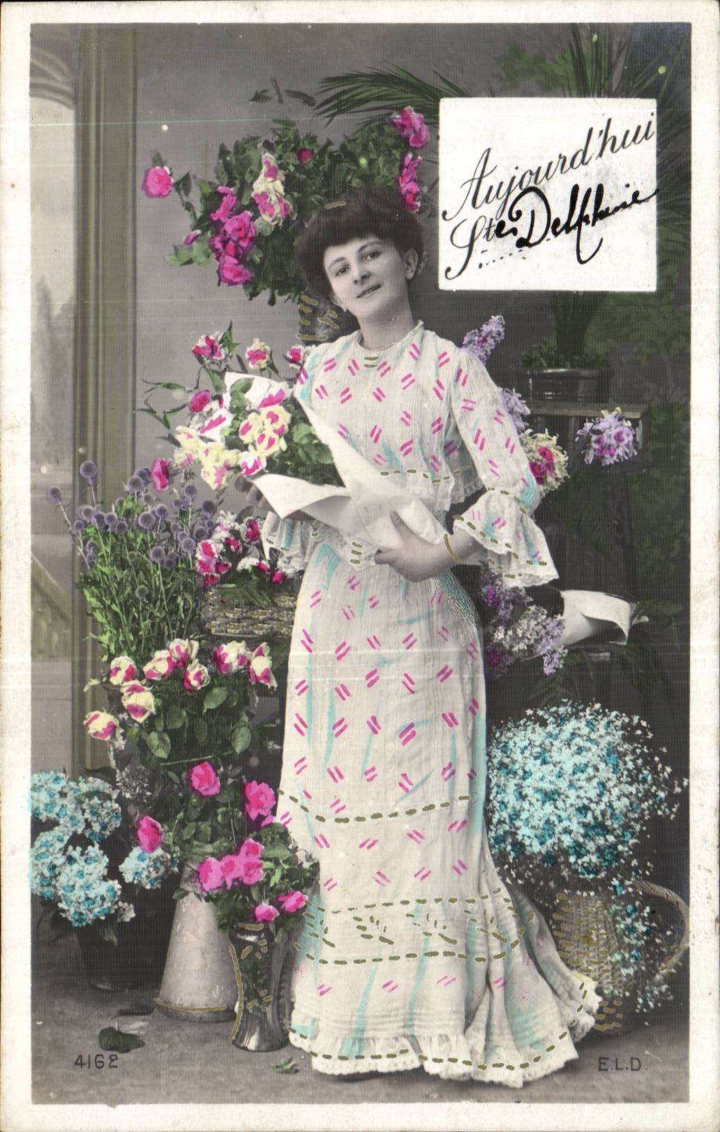 Femme en robe à motifs — parmi des fleurs — E.L.D. n° 4162