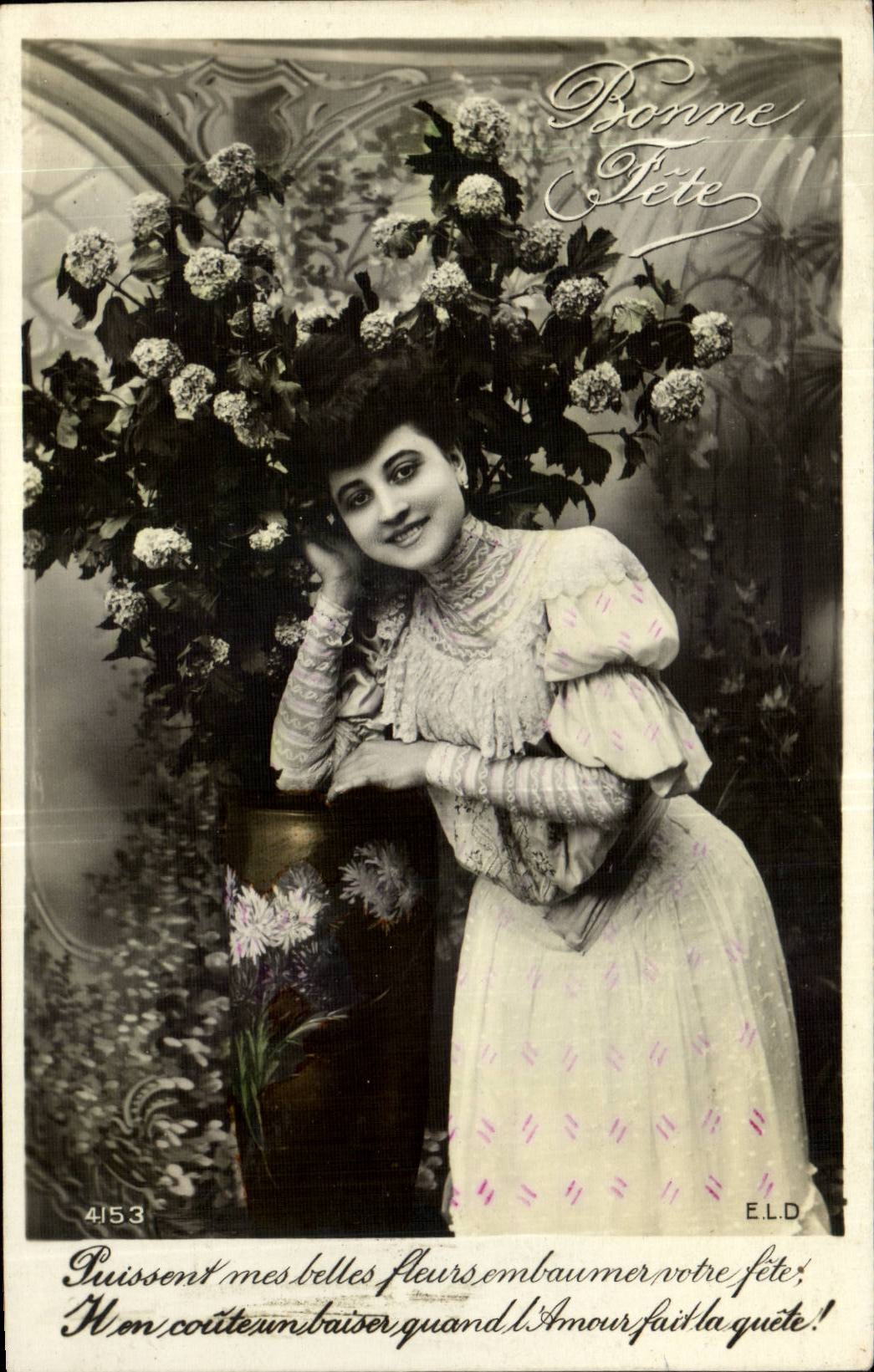 Femme souriante avec bouquet — Bonne Fête — E.L.D. n°4153