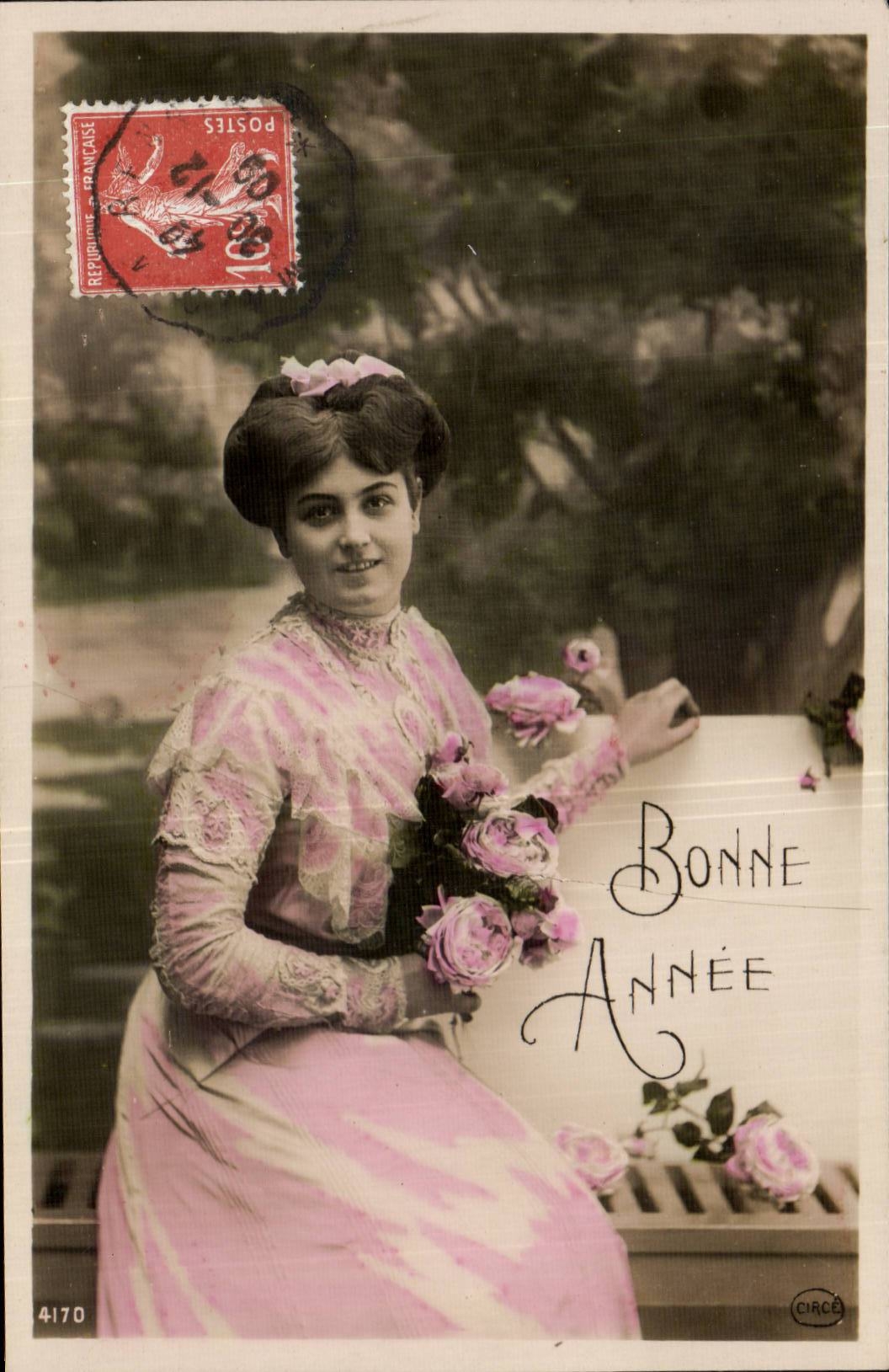 Jeune femme en robe rose — avec roses — éditeur CIRCE n°4170
