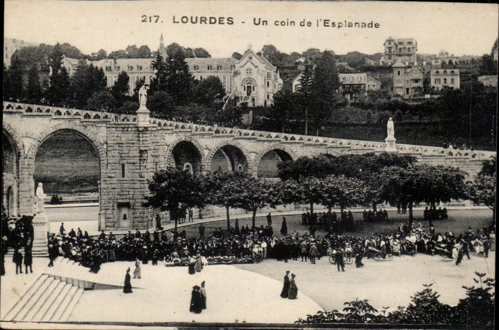 CPA Lourdes Un coin de l'esplanade