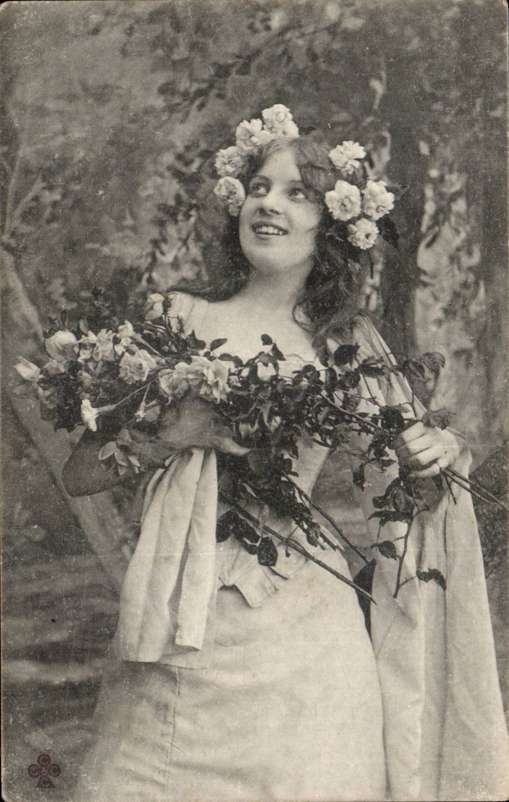 Jeune femme en couronne de fleurs — portrait — éditeur inconnu