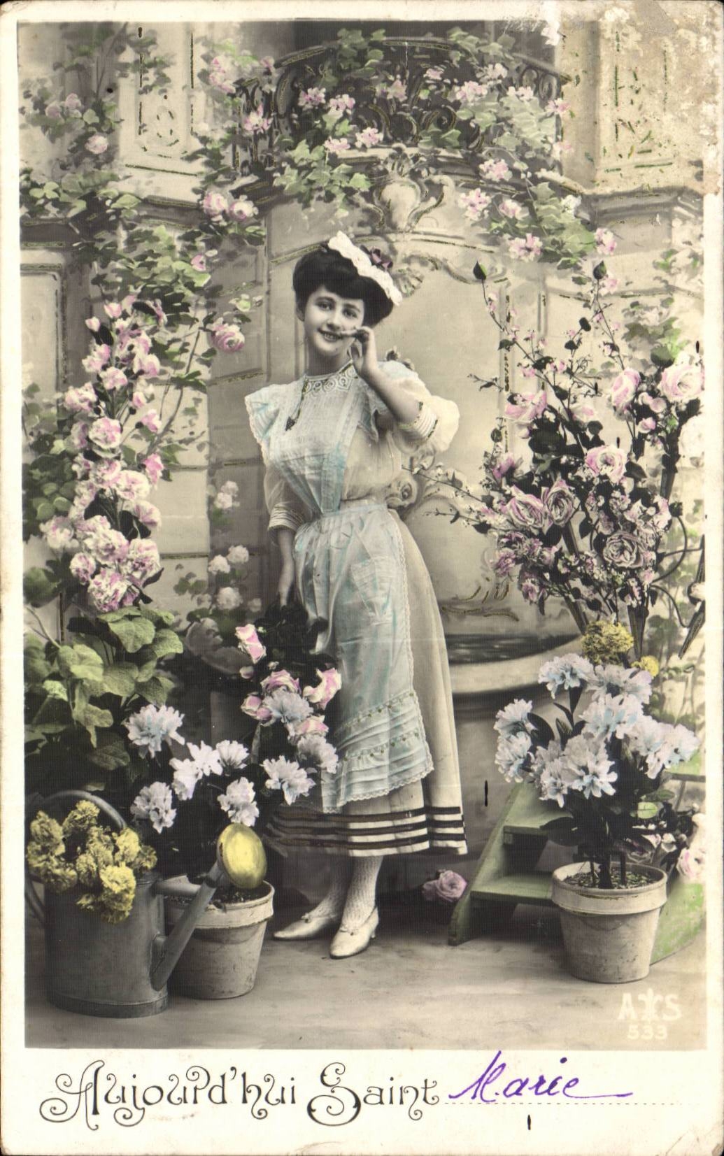 Jeune femme en robe claire — décor floral — éditeur ATS n°533