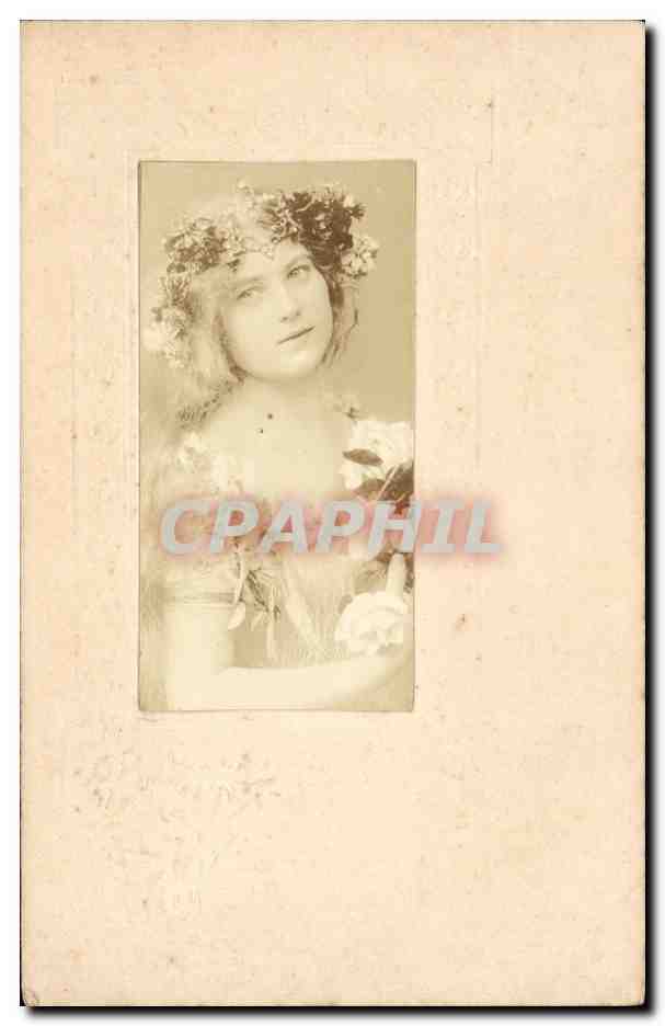 Jeune femme en couronne de fleurs — photographie — éditeur inconnu, n° de série non visible