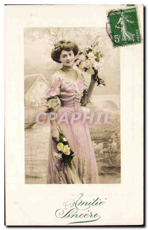Jeune femme en robe rose — avec bouquet — éditeur inconnu, n° de série non visible