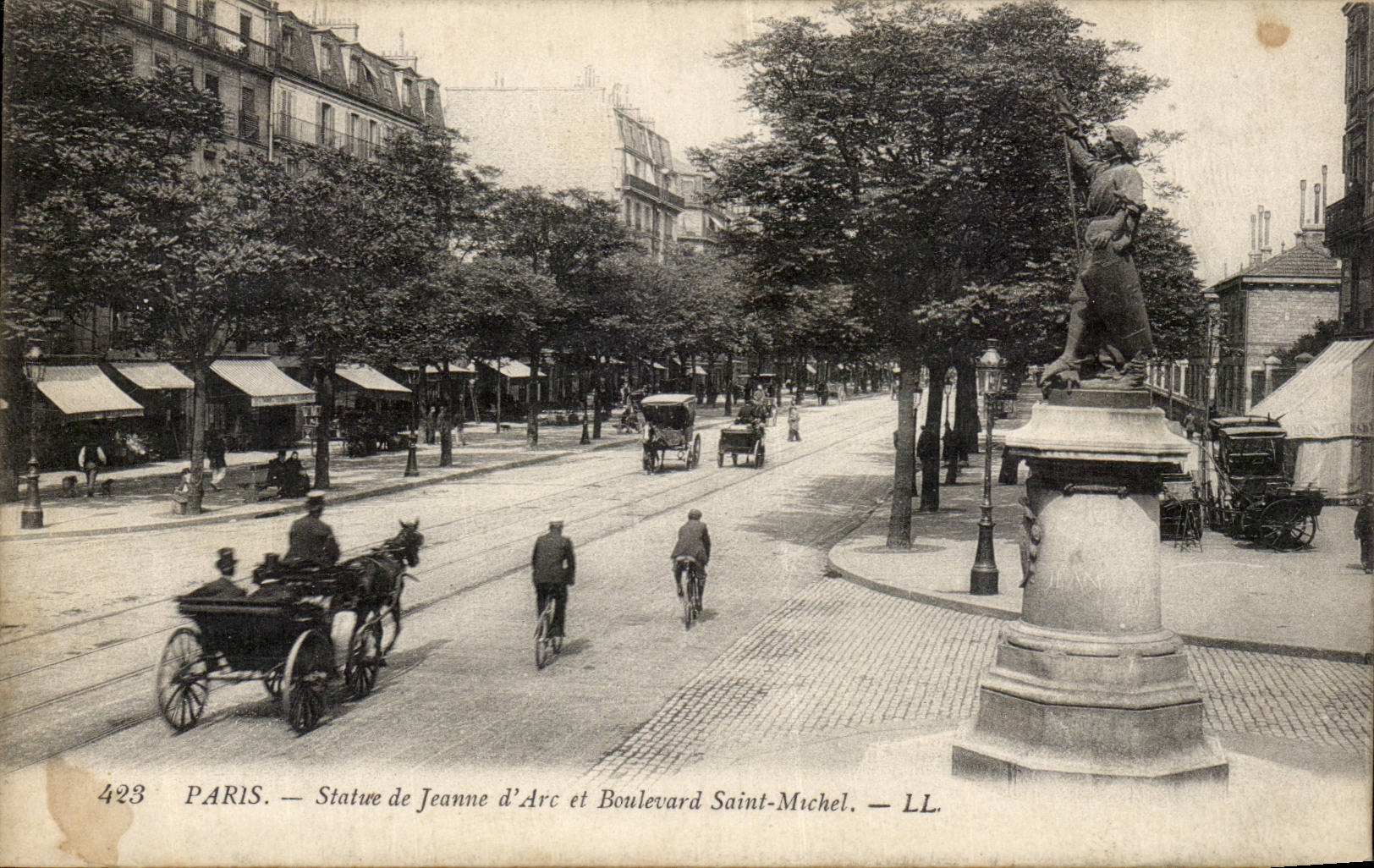 Paris CPA Statue de Jeanne d'arc et boulevard Saint Michel