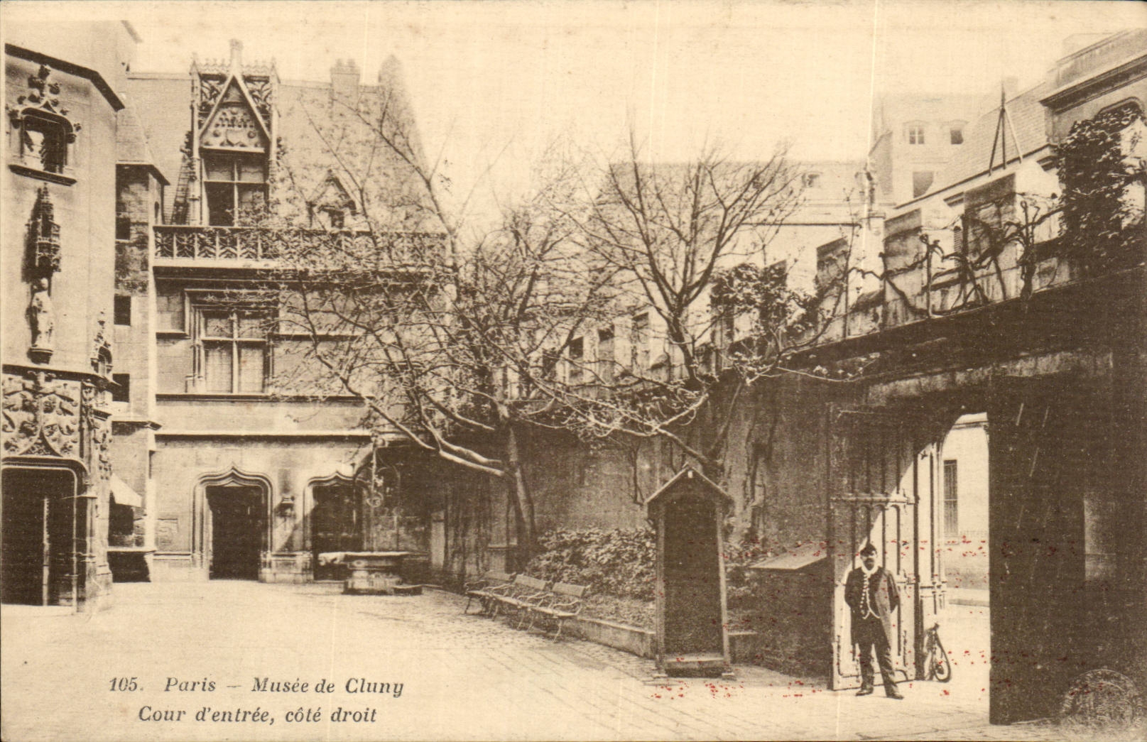 Paris — Musée de Cluny — Cour d'entrée, côté droit — Éditeur : 105