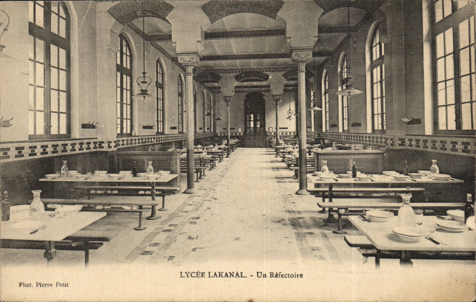 Lycée Lakanal - Un Réfectoire — Phot. Pierre Petit