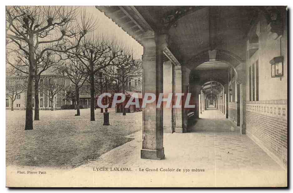 Lycée Lakanal — Le Grand Couloir de 330 mètres — Phot. Pierre Pétin