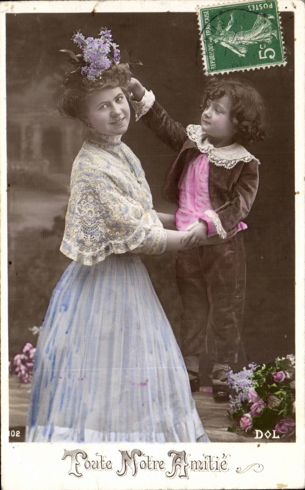 Femme et enfant — scène affectueuse — éditeur DOL, n° 102