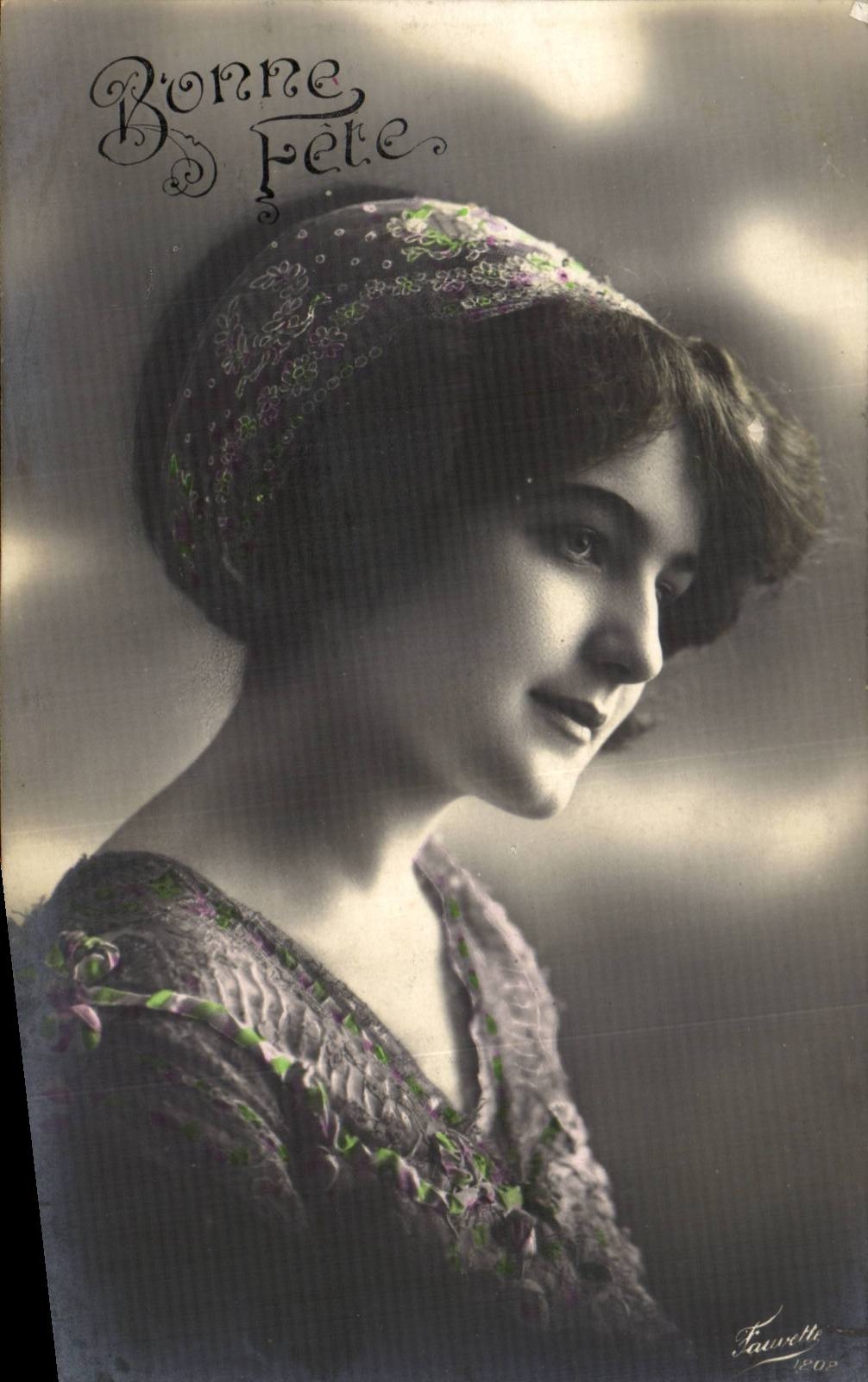 Giovane donna con berretto ricamato — Buon compleanno — Fauvrette 1408