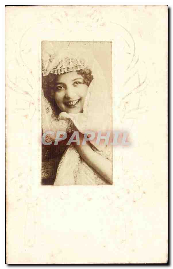 Jeune femme souriante — photo d'atelier — éditeur inconnu