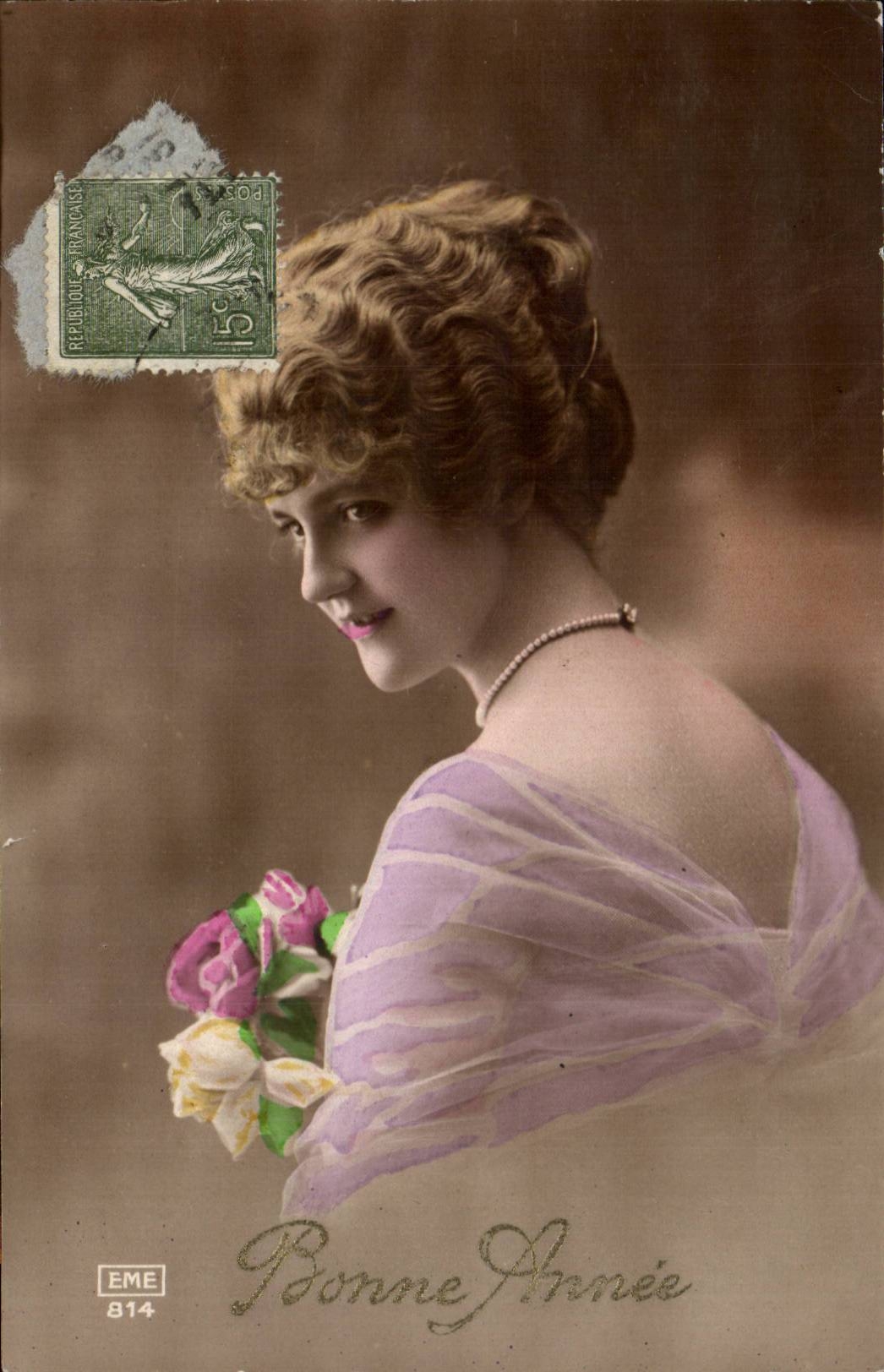 Jeune femme en robe lilas — Bonne Année — EME 814