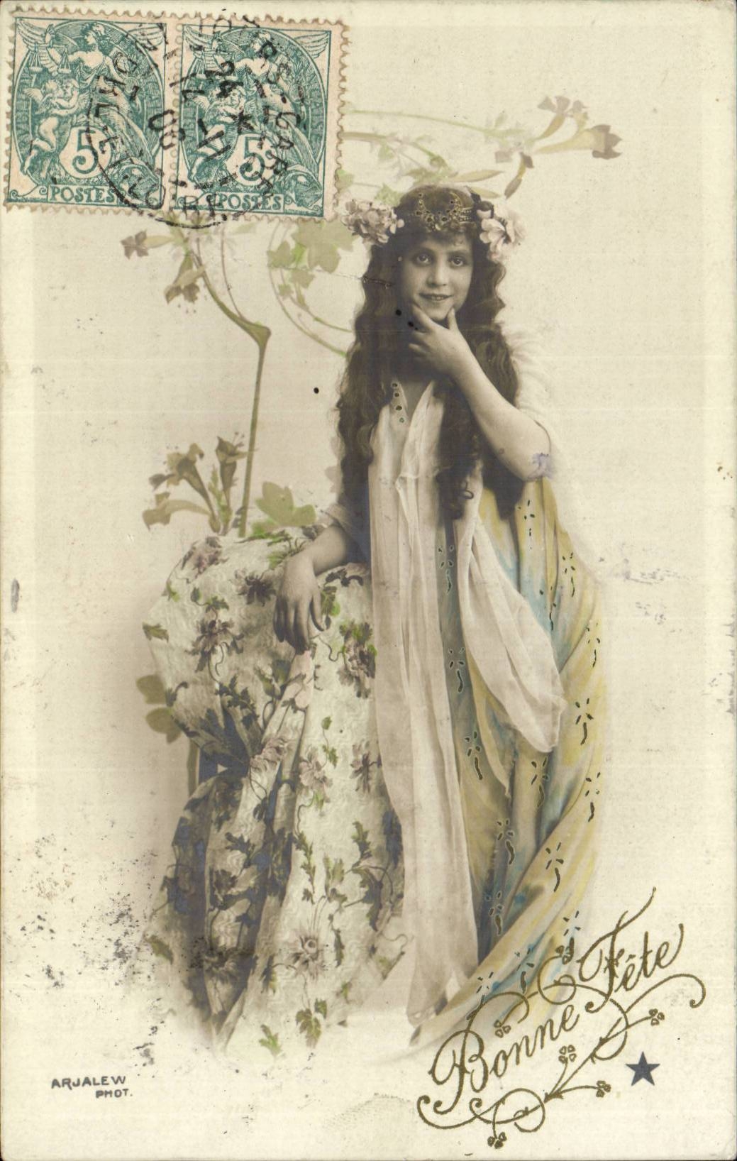 Jeune femme en robe fleurie — Bonne Fête — Arjalew Phot.