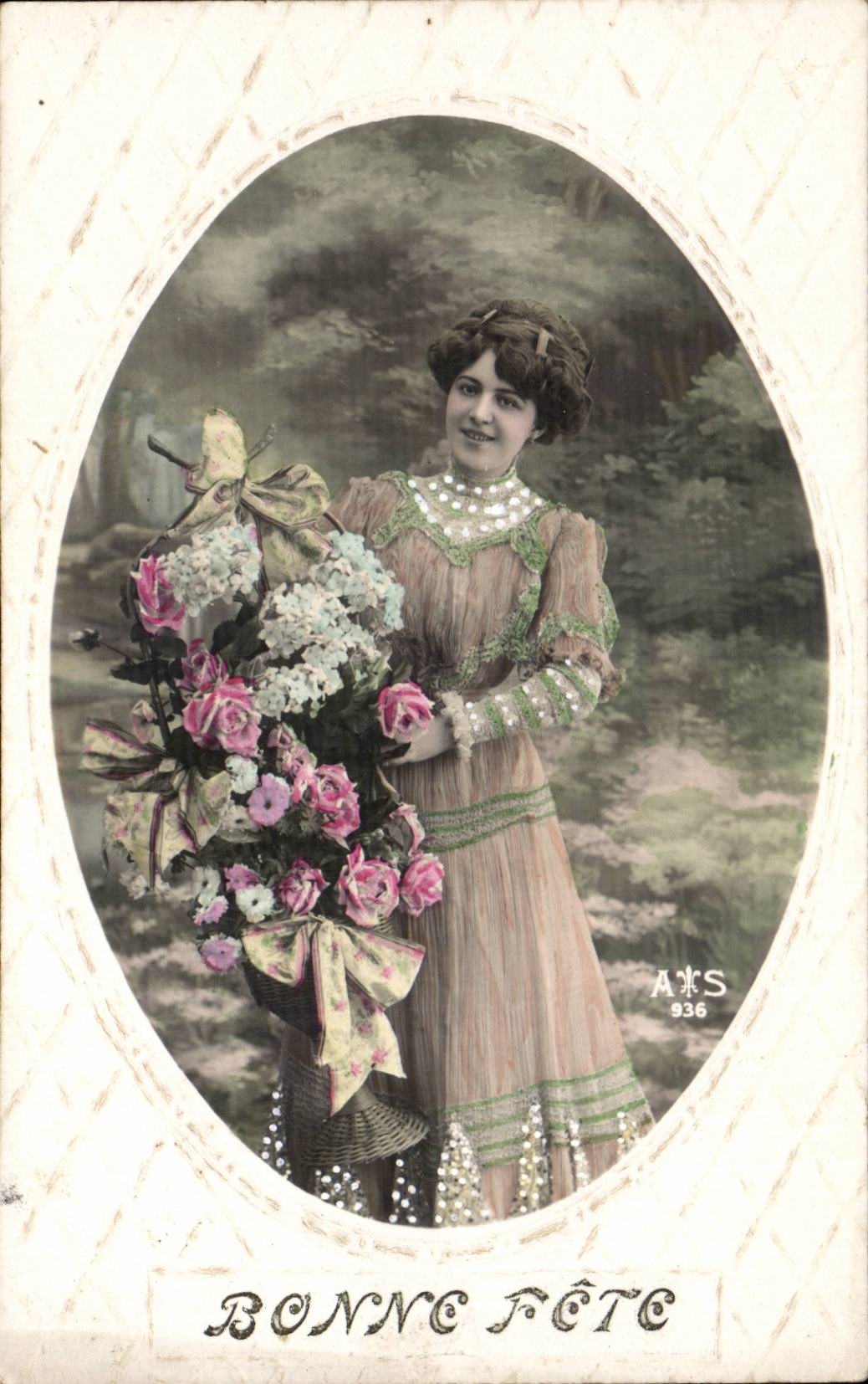 Femme en robe à perles tenant un bouquet — A*S 936 — A*S