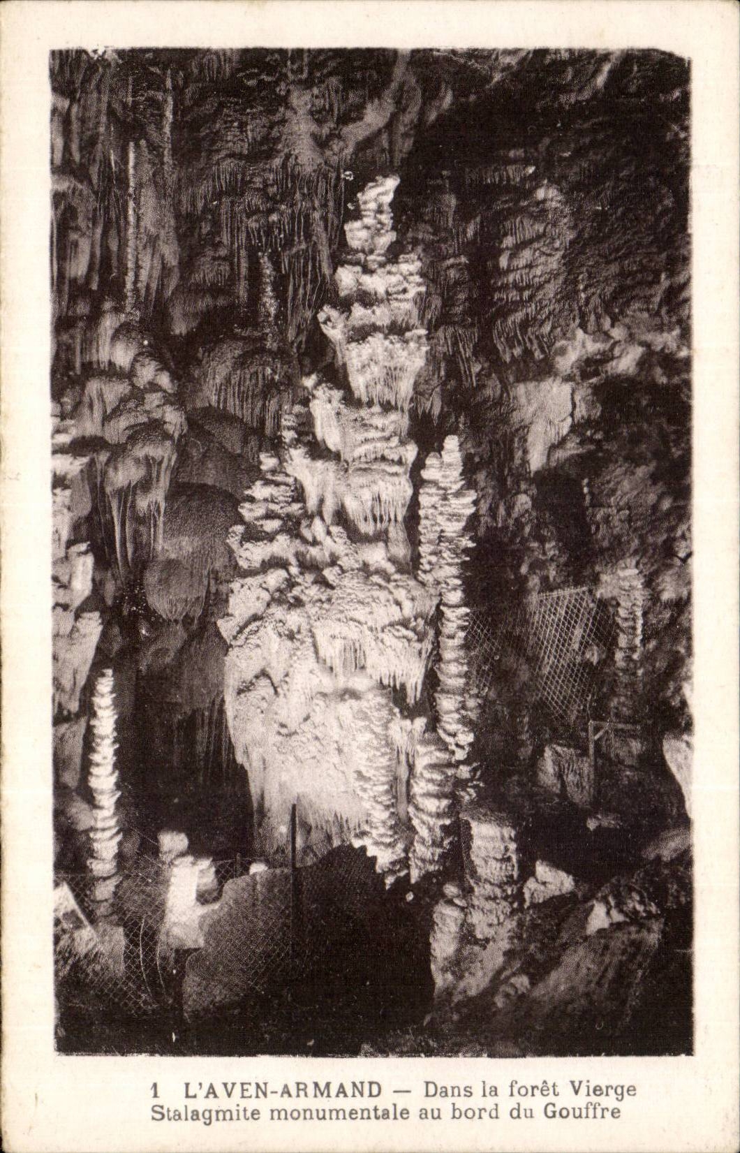 L'Aven-Armand — Stalagmite monumentale au bord du Gouffre — Éditeur non visible