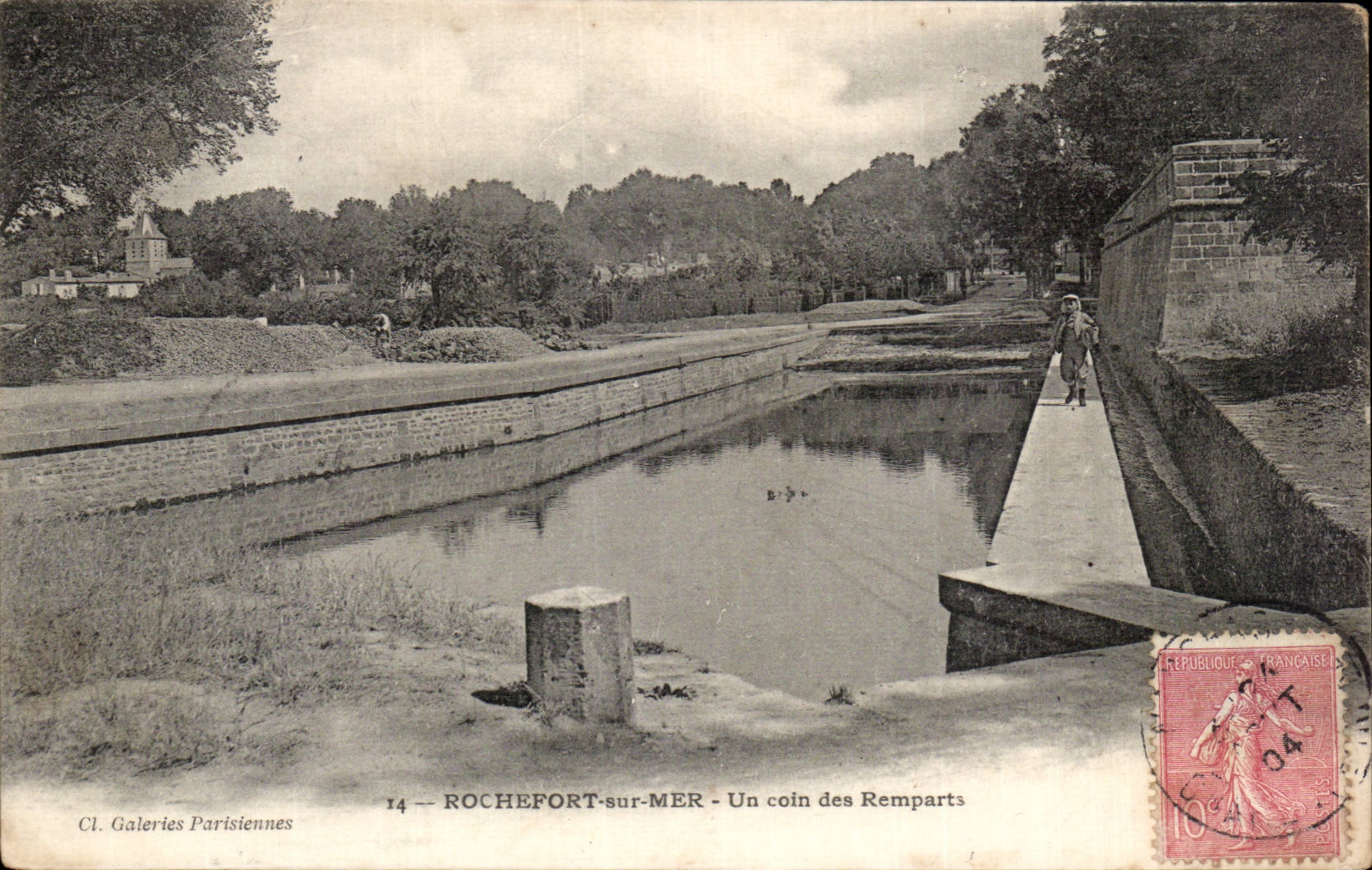 ROCHEFORT-sur-MER — Un coin des Remparts — Cl. Galeries Parisiennes, n°14