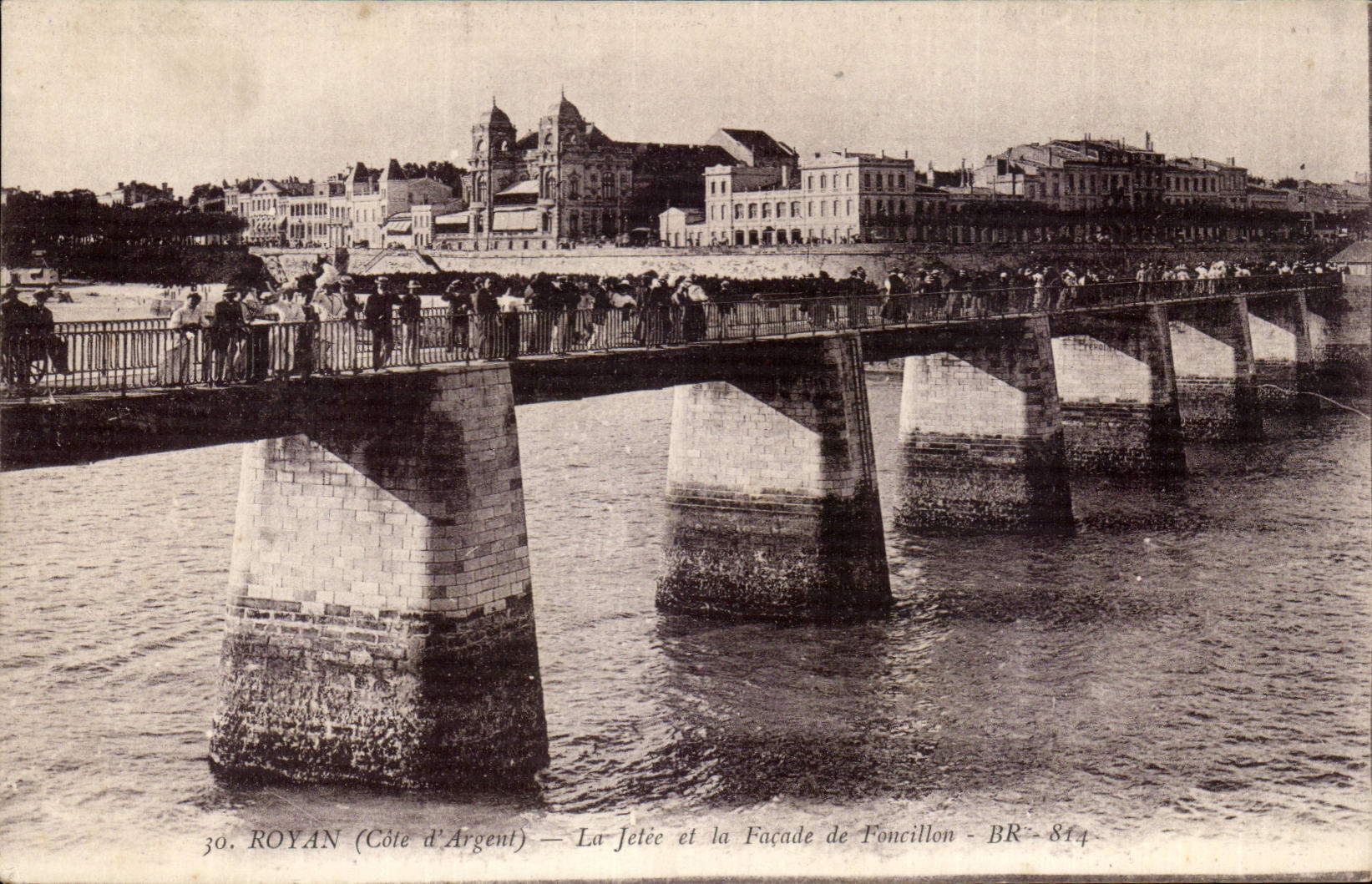 CPA Royan La jetee et la facade du Foncillon