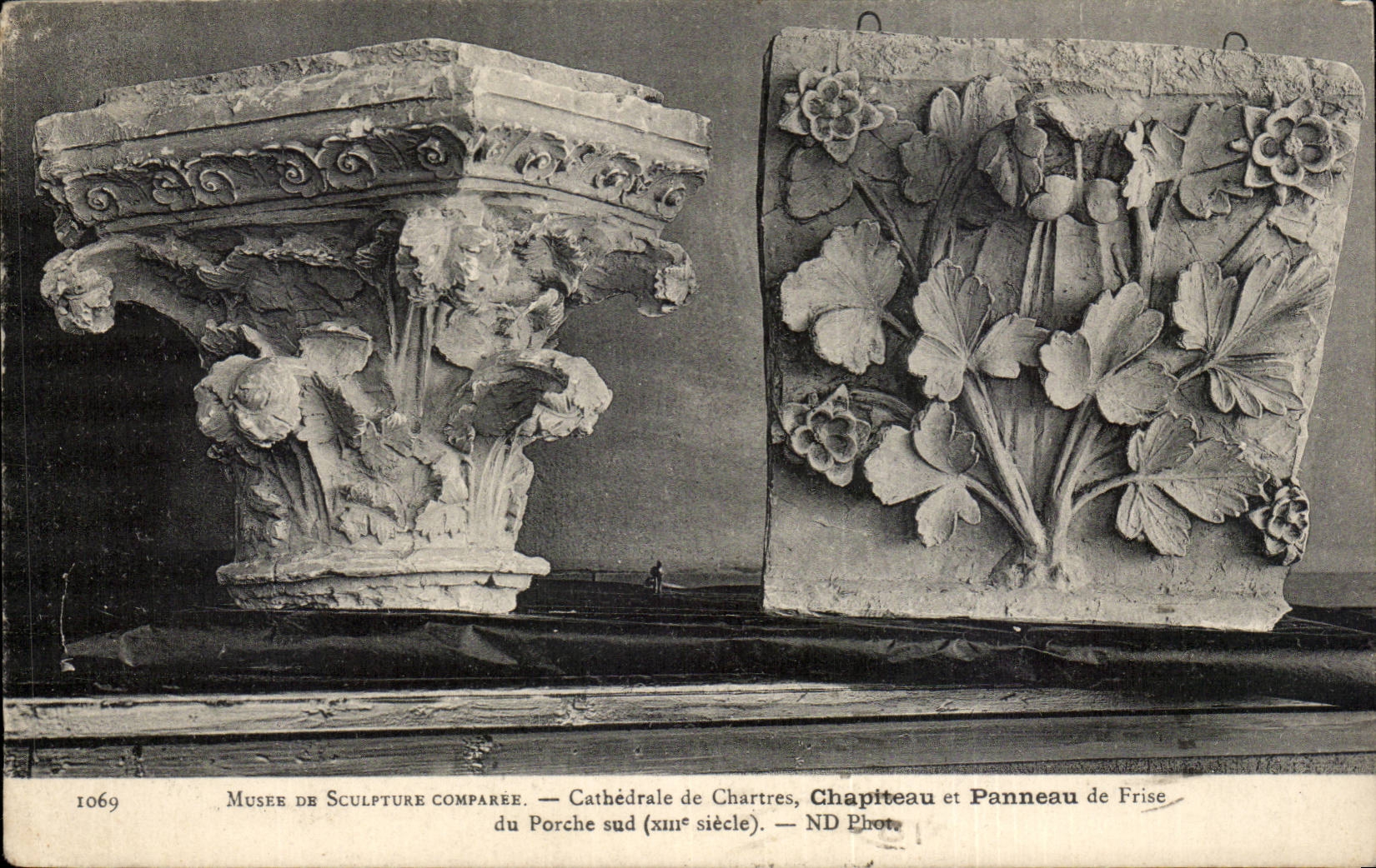 CPA Paris Cathedrale de Chartres Chapiteau et panneau de frises du porche sud