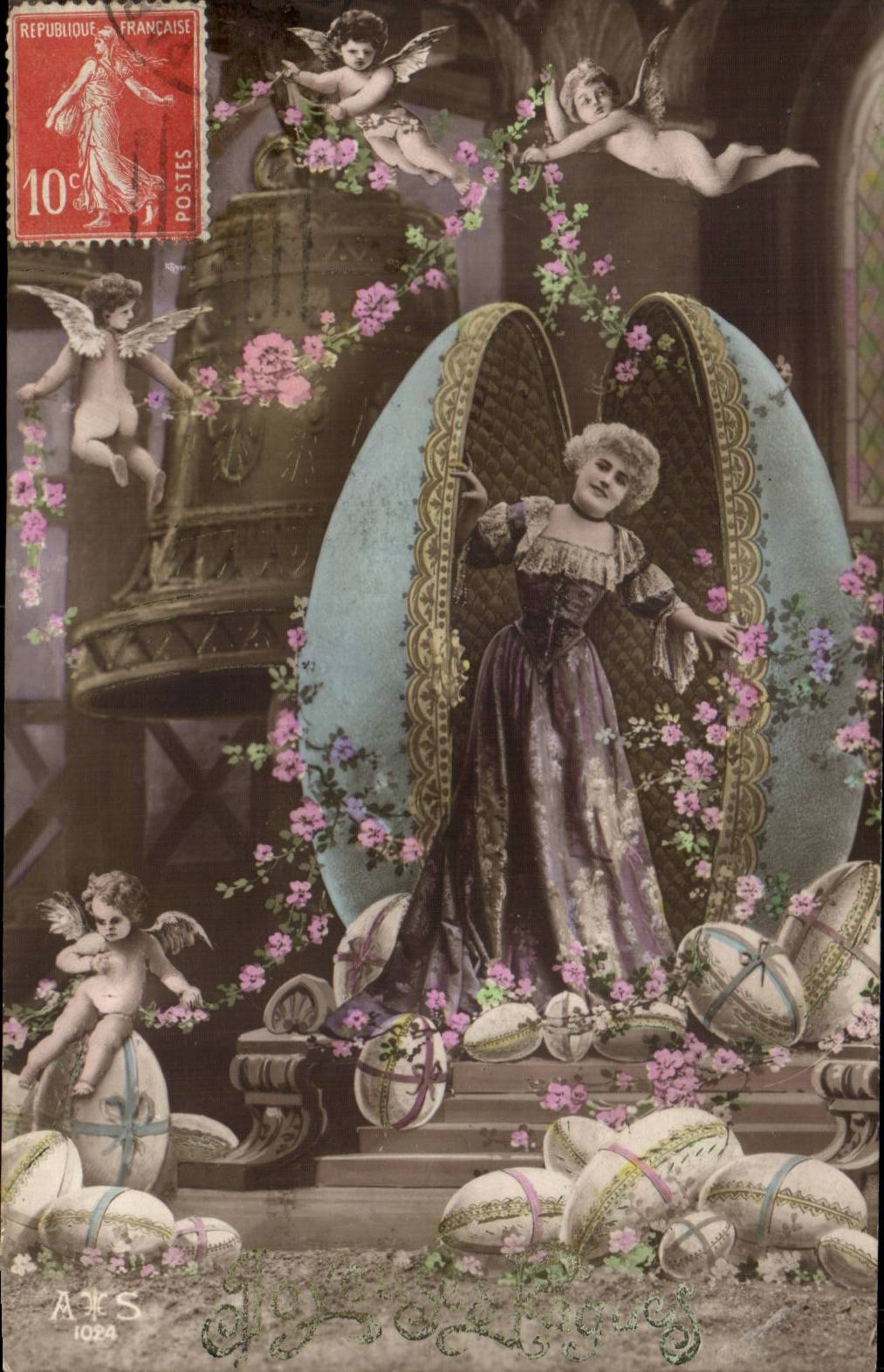 Femme dans un grand œuf décoratif — scène de Pâques avec anges et cloche — éditeur A&S n°1024