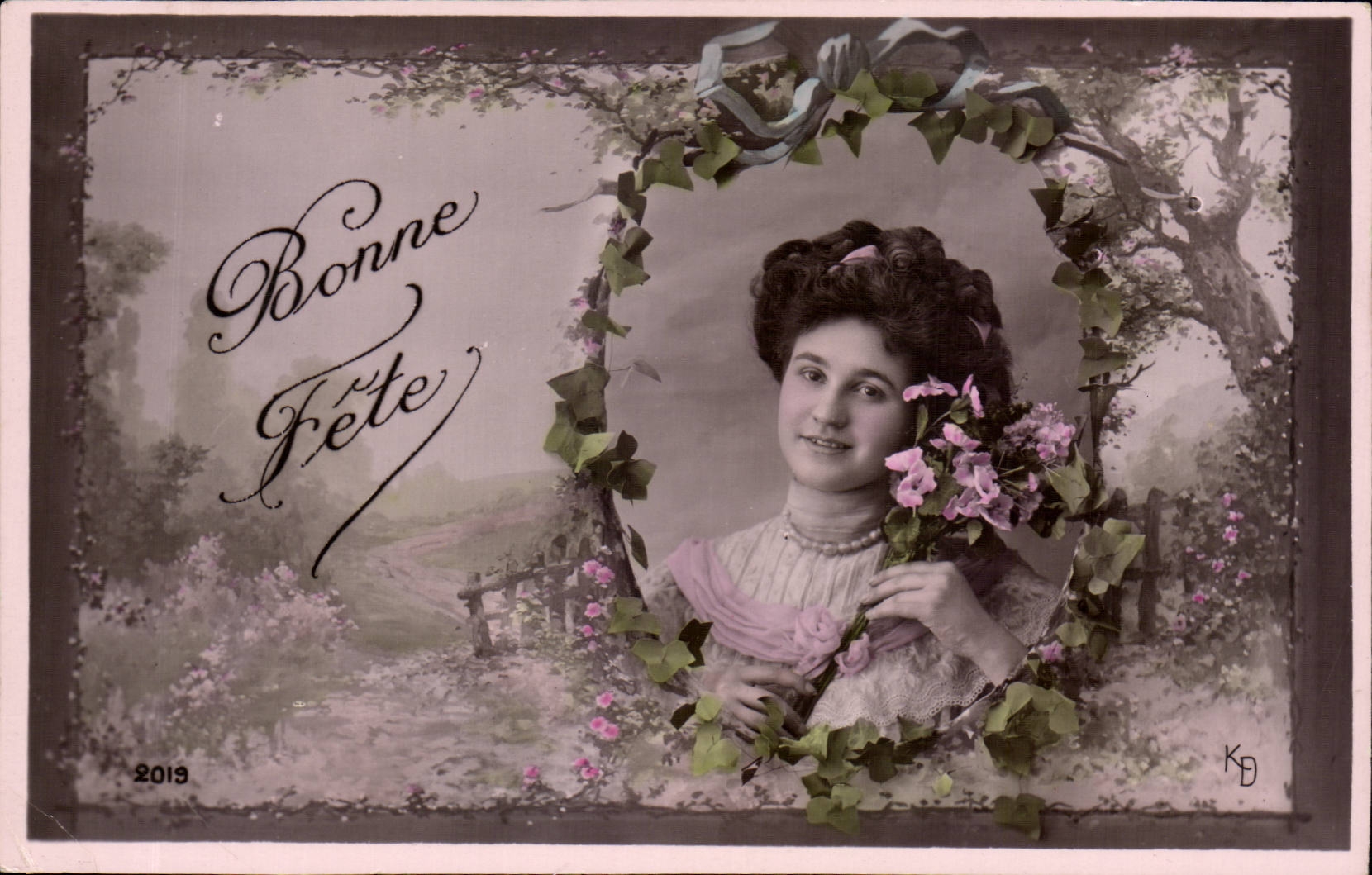 Femme avec bouquet de fleurs — Bonne Fête — KD