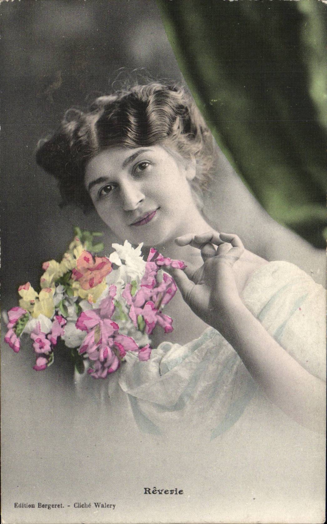 Jeune femme en robe légère tenant un bouquet de fleurs colorées — Rêverie — Édition Bergeret, Cliché Walery