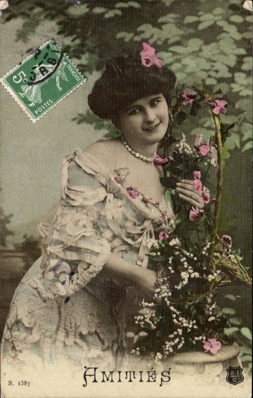 Jeune femme en robe fleurie avec bouquet — S.I.C. — Série S. 1387
