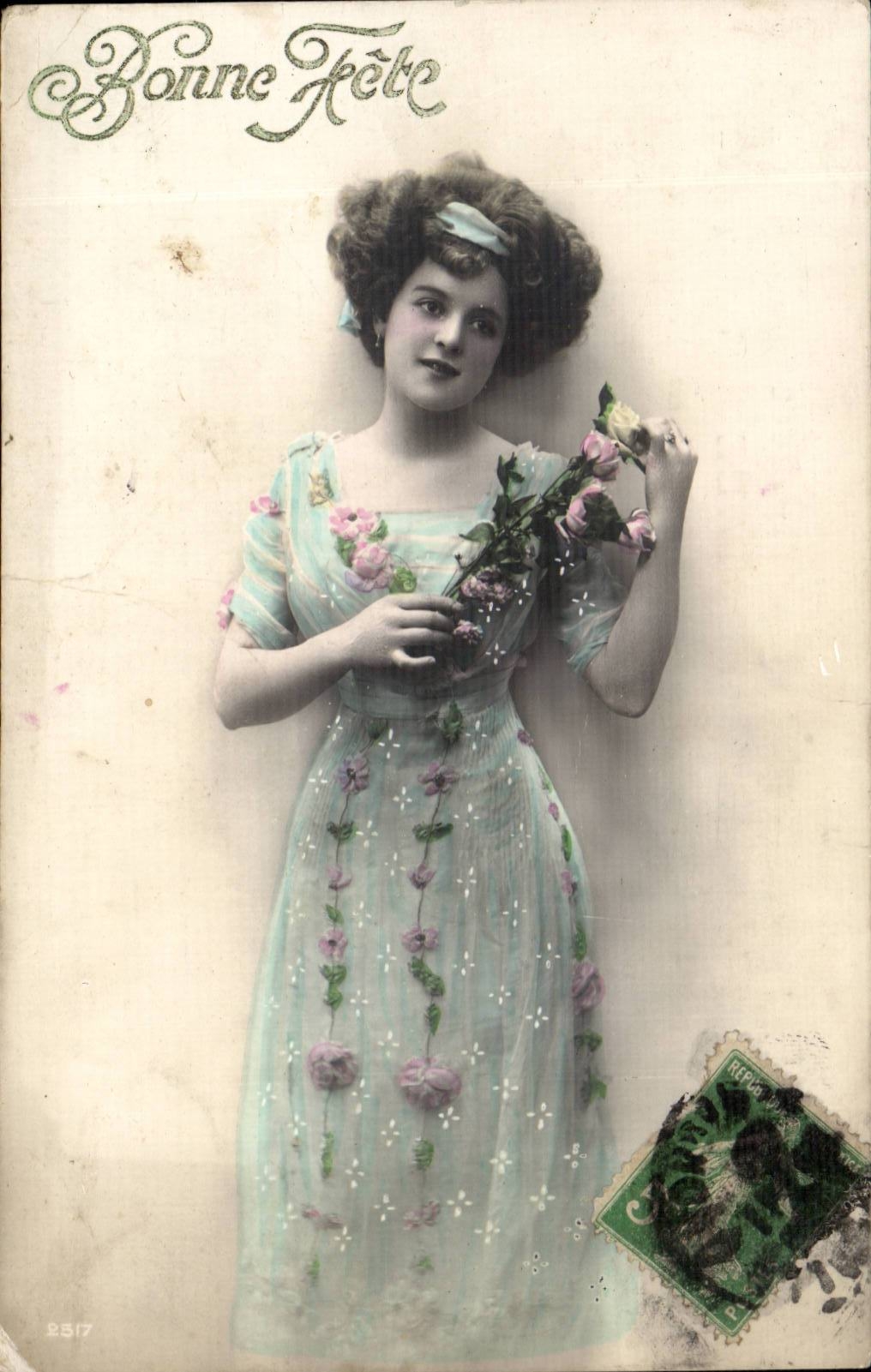 Junge Frau in Blumenkleid — Frohe Weihnachten — unbekannter Verleger, Nr. 2517