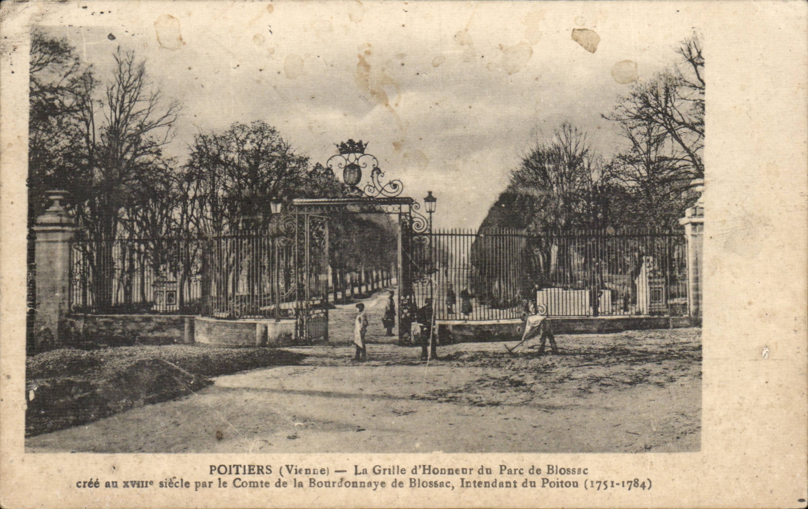Poitiers (Vienne) — La Grille d'Honneur du Parc de Blossac — créée au XVIIIe siècle par le Comte de la Bourdonnaye de Blossac (1751-1784)