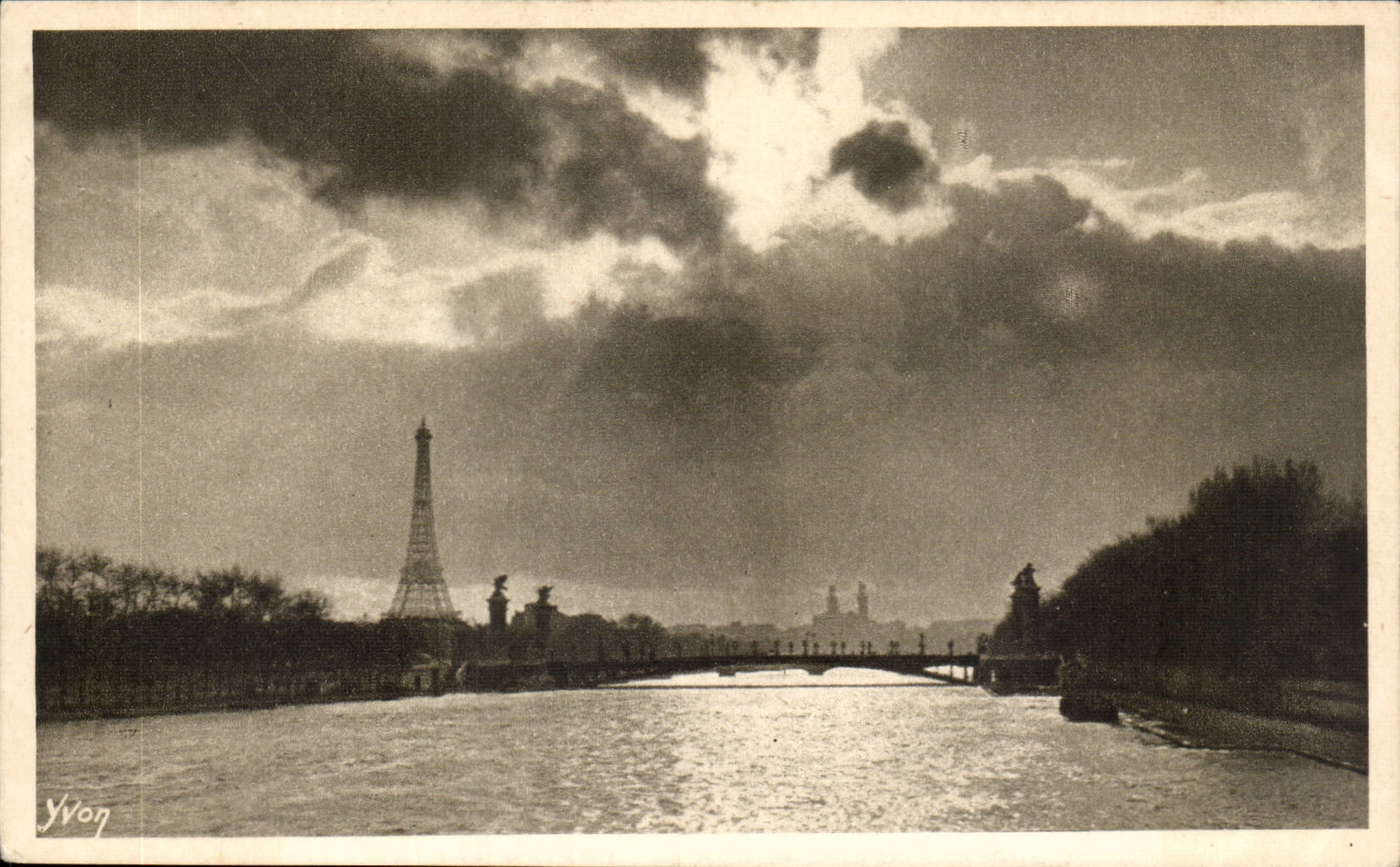CPA Paris le pont Alexandre III la Tour Eiffel et le Trocadero