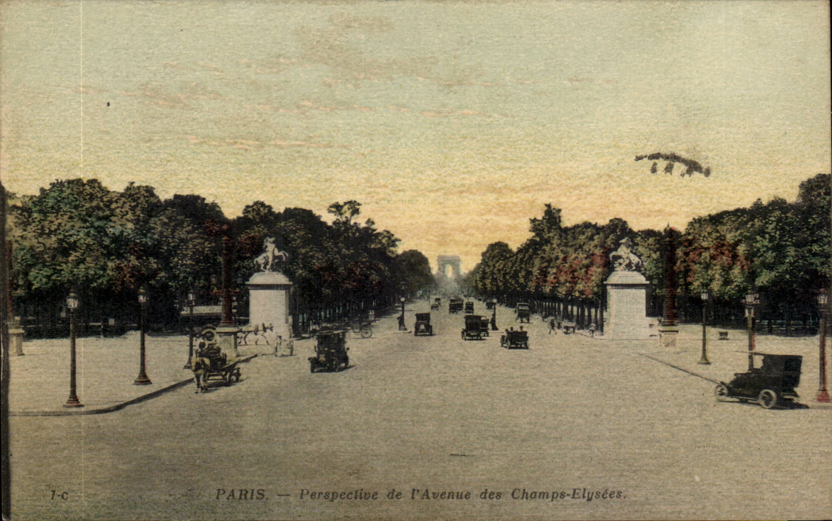 CPA Paris Perspective de l'avenue des Champs Elysees