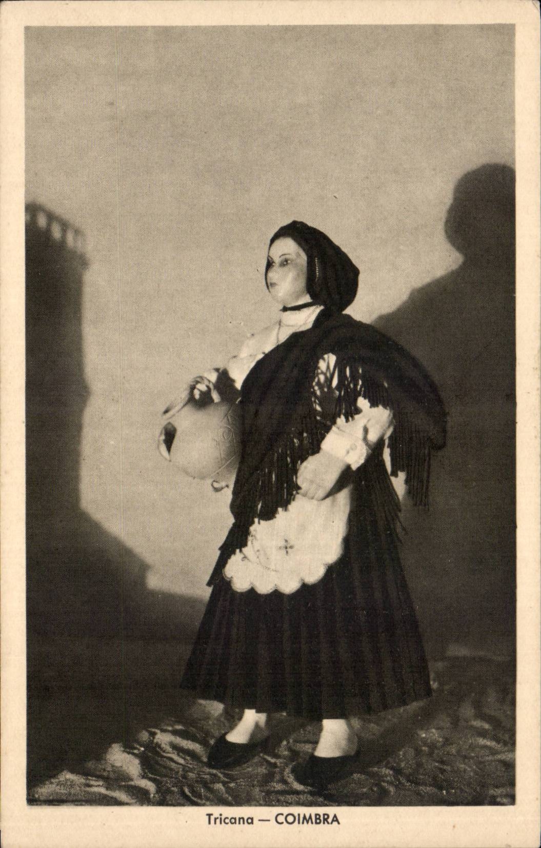 Femme en costume traditionnel — Coimbra — édition Exposition 1937